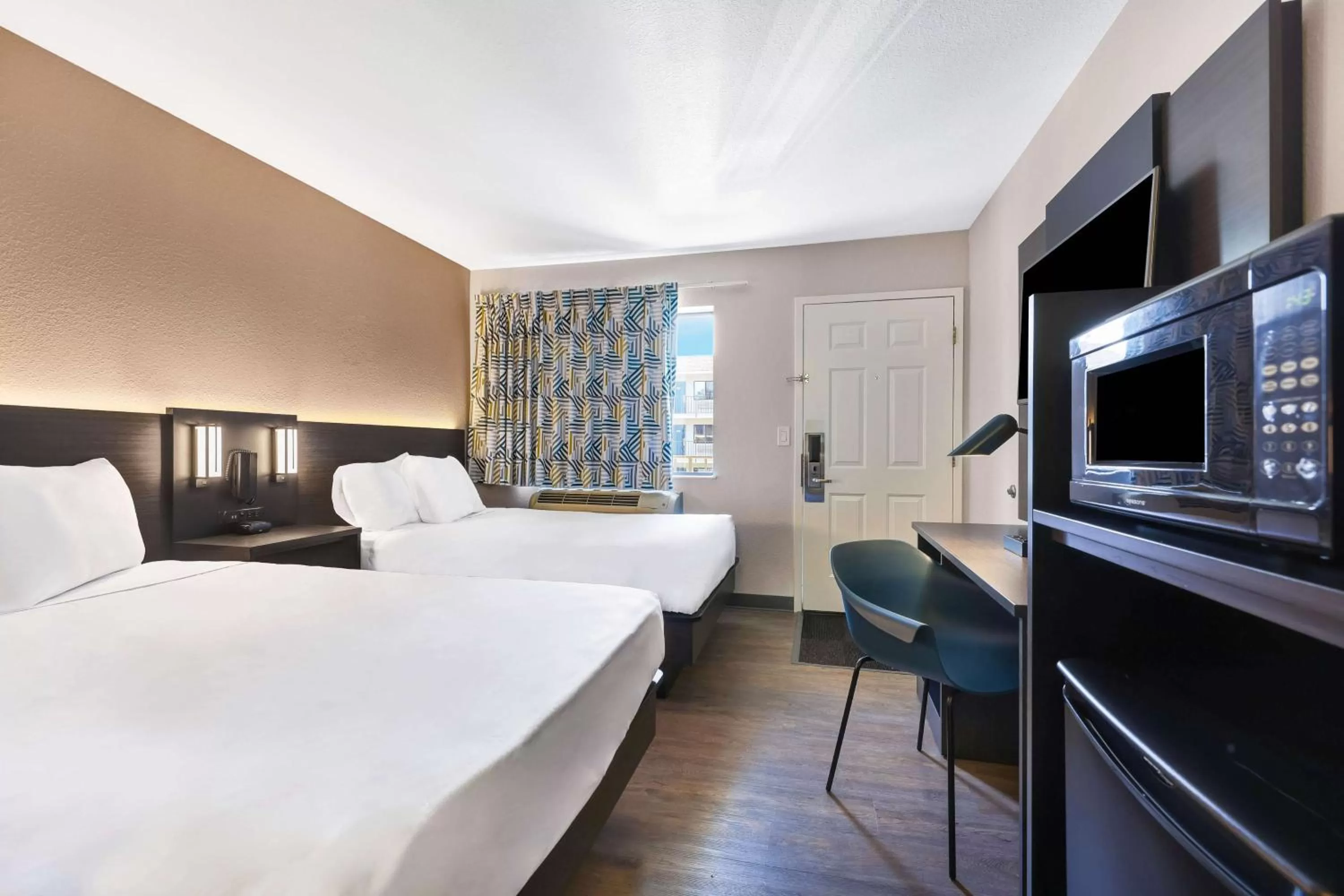 Deluxe Double Room in Motel 6-Kirkland, WA - North Kirkland