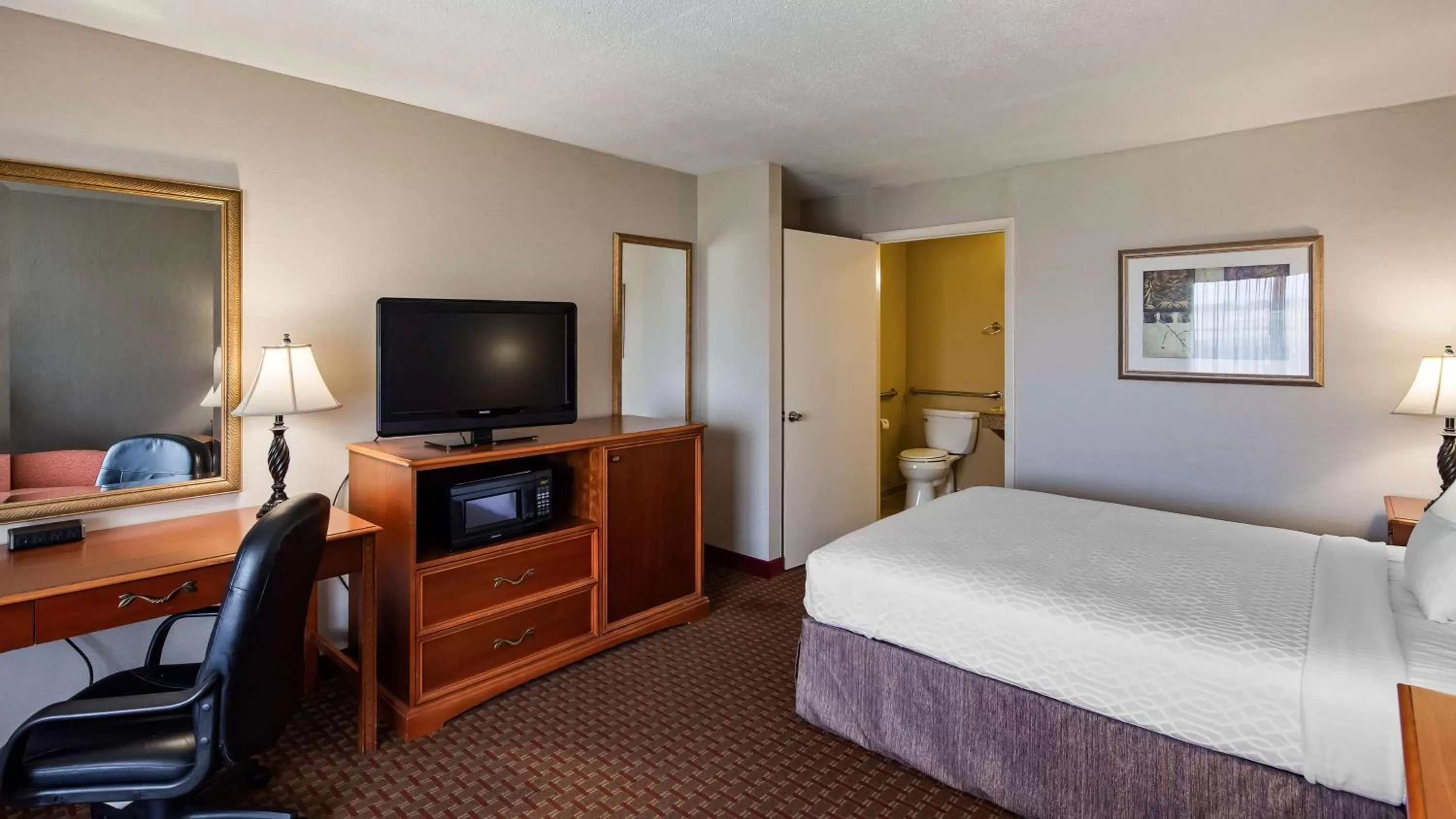 Queen Room with Roll-In Shower - Disability Access/Smoking in Best Western Culpeper Inn