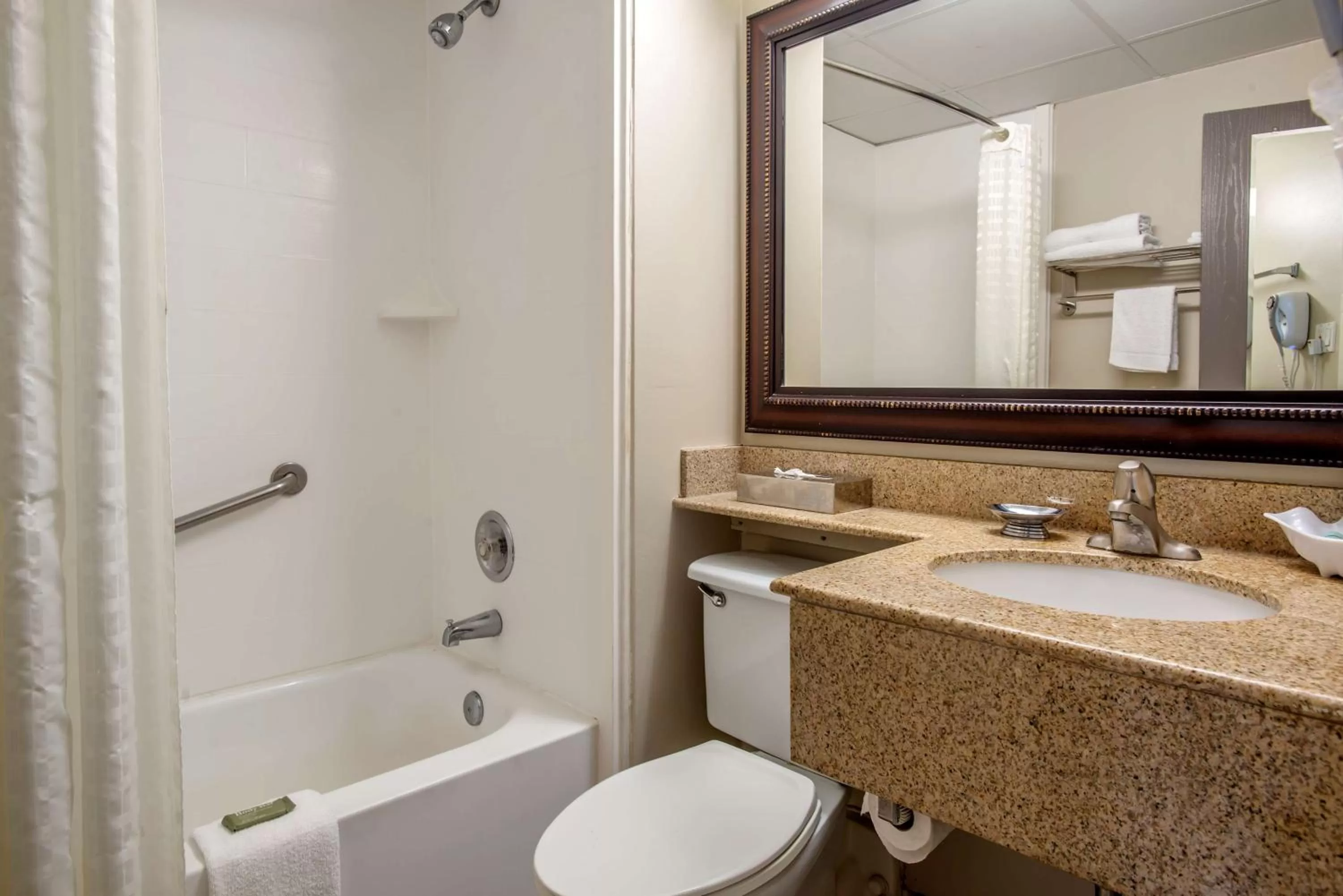 Kign Suite with Hot Tub - Non-Smoking in Best Western Fort Washington Inn