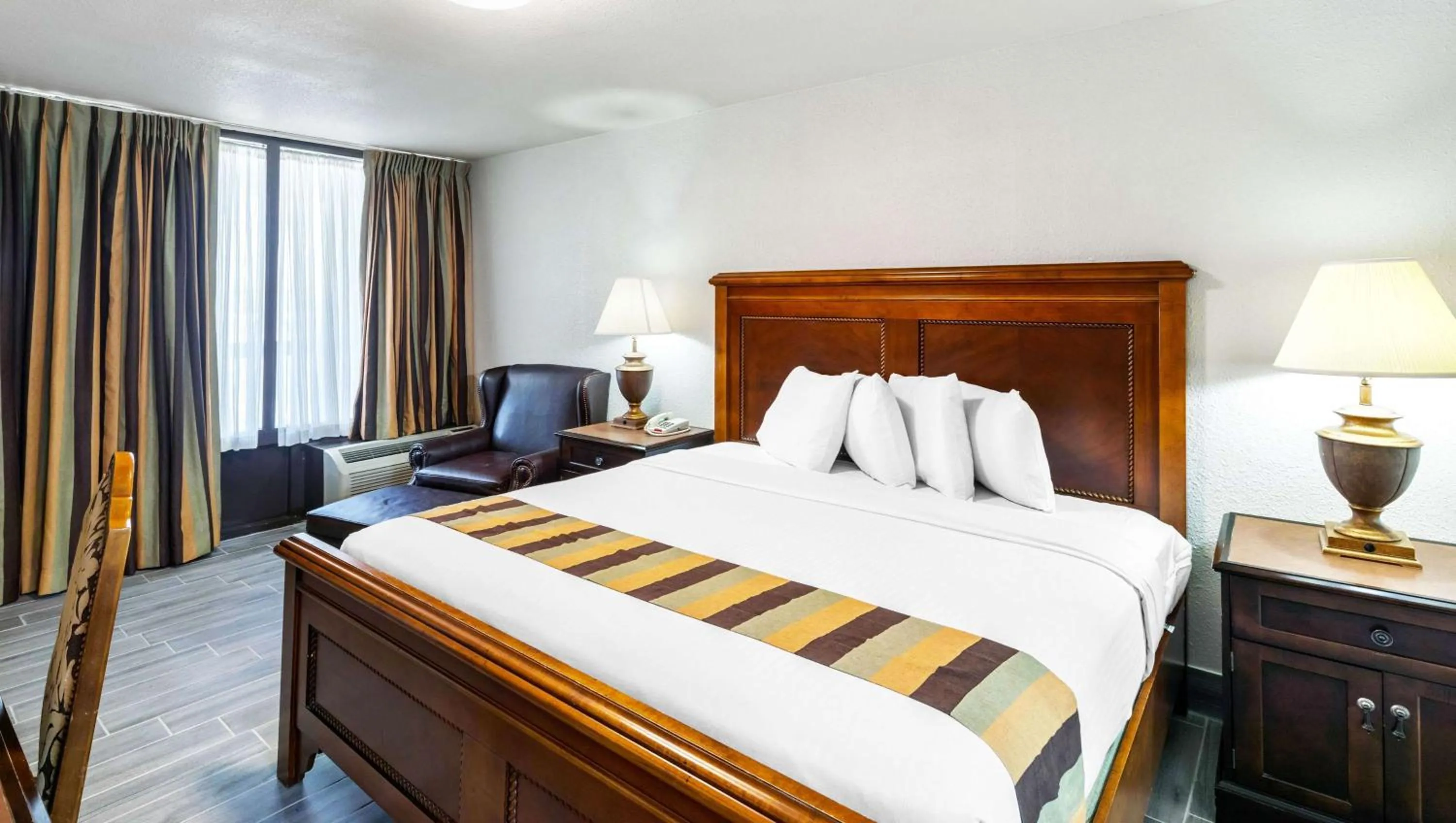 1 Queen Bed Nonsmoking in Magnuson Grand Hotel and Conference Center Tyler