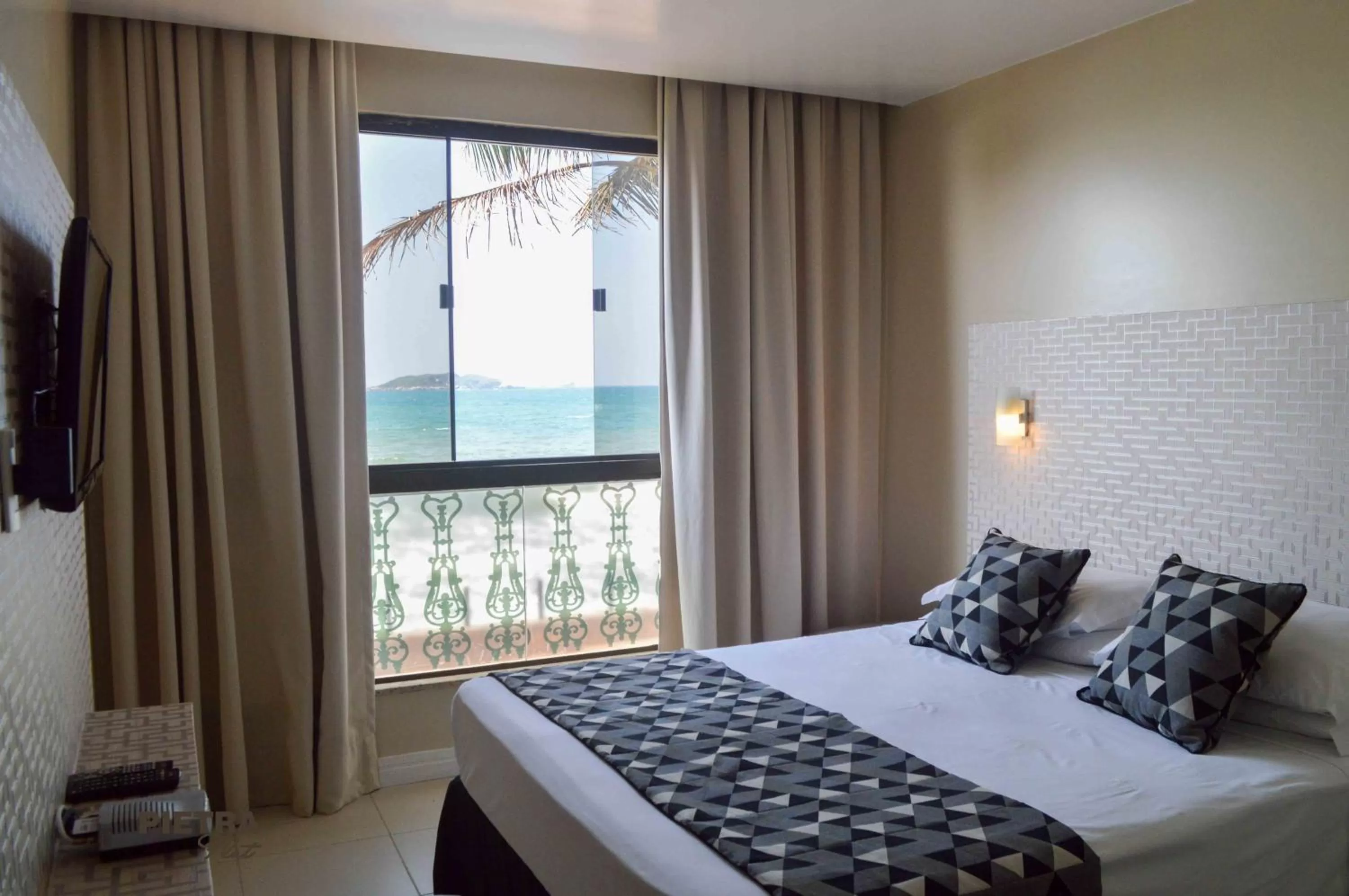 Two-Bedroom Luxury Apartment with Sea View in Flat Pietra