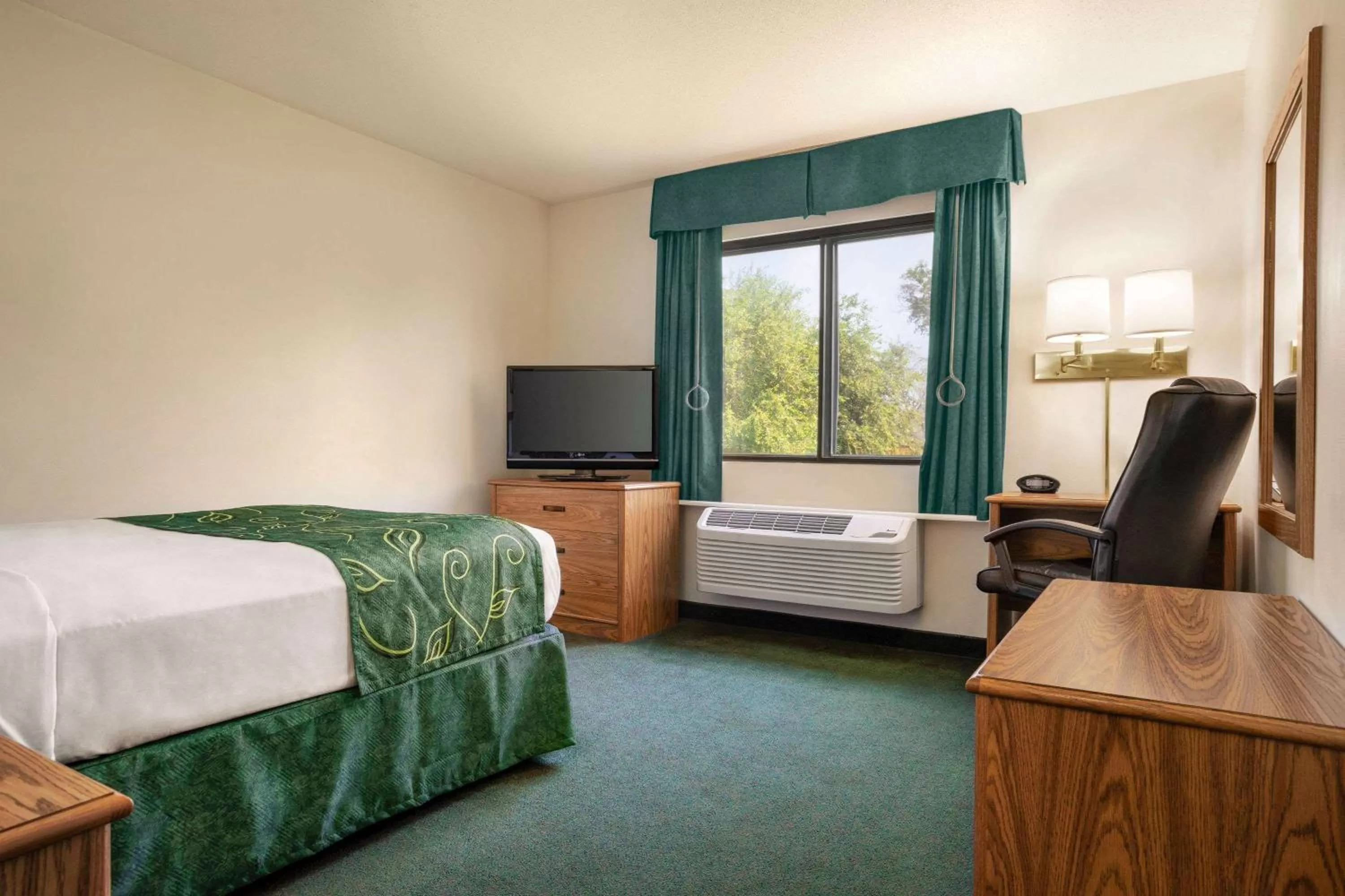 King Room - Non-Smoking in Travelodge by Wyndham Morrill