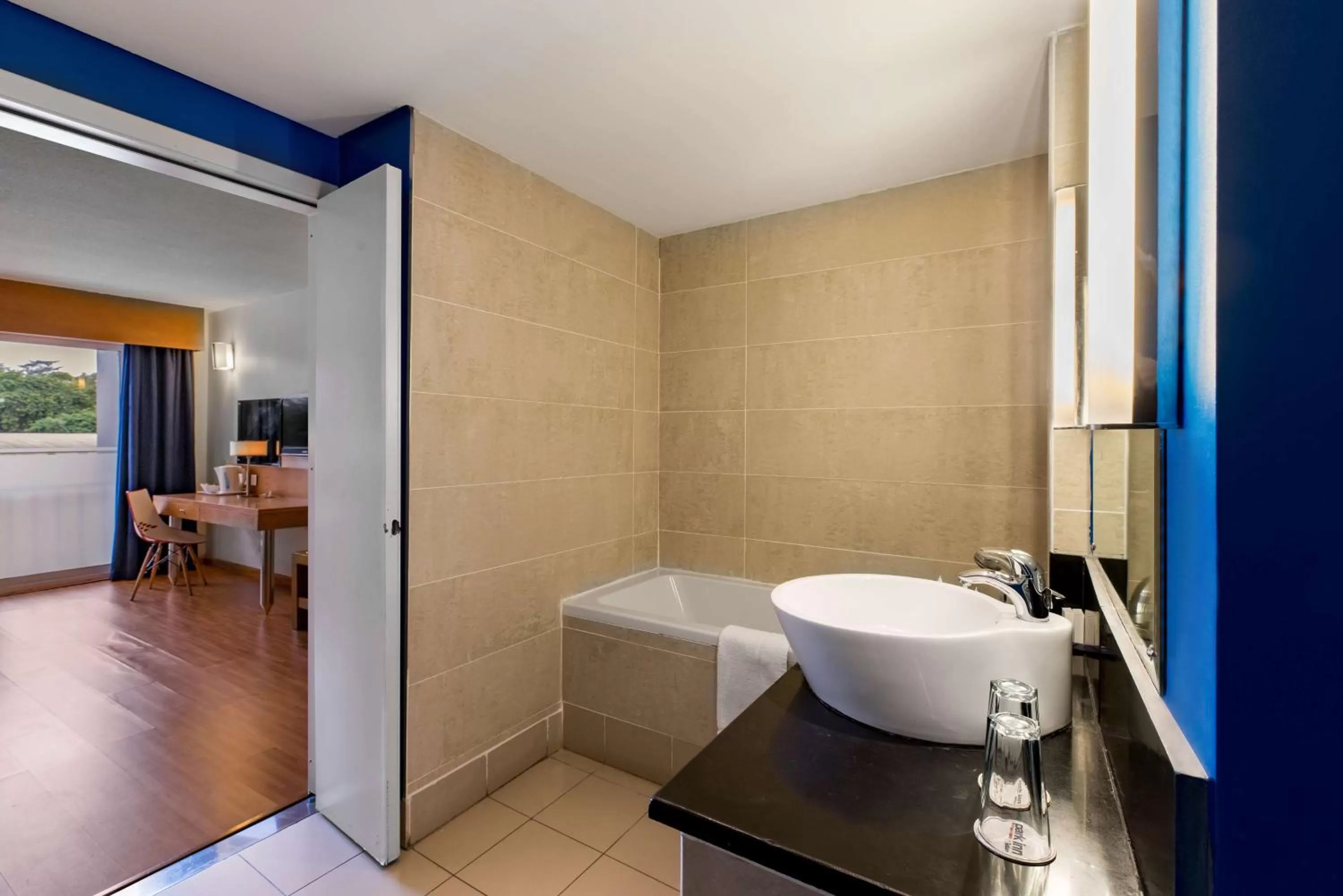 Suite with Balcony in Park Inn by Radisson Abeokuta