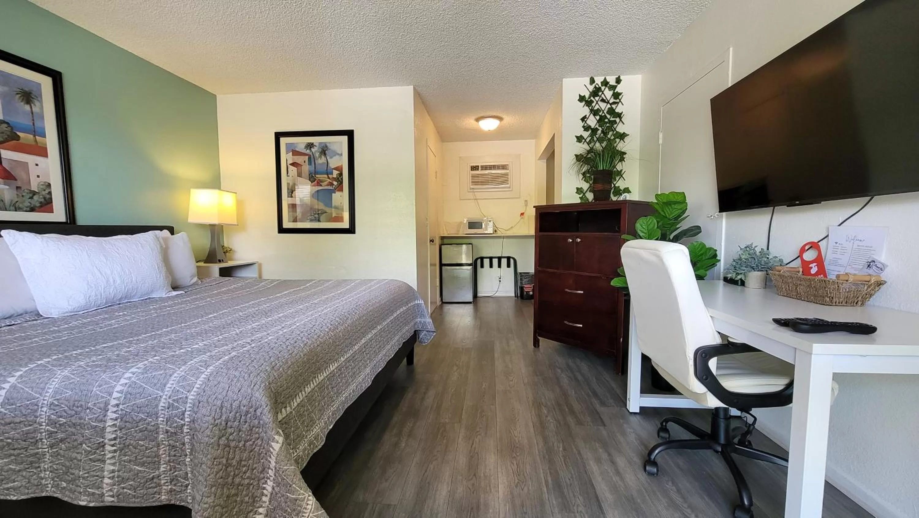 Deluxe King Room in Sunny Palms Inn