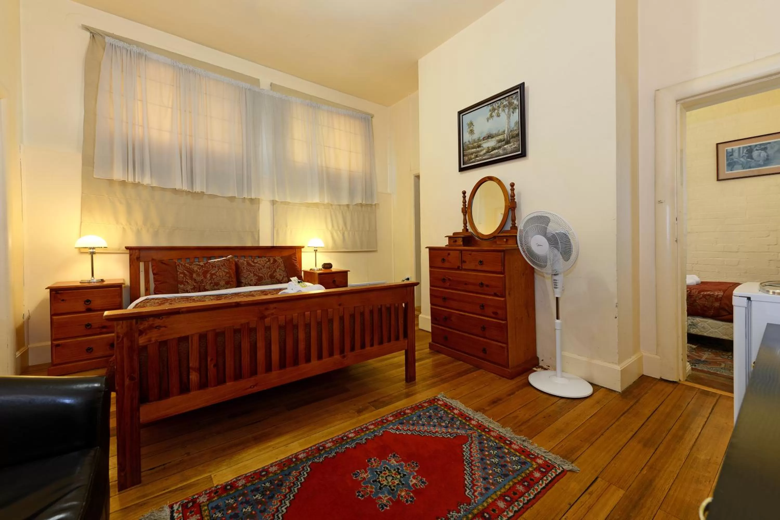 Classic Queen Room with Private Bathroom in Edinburgh Gallery Bed & Breakfast