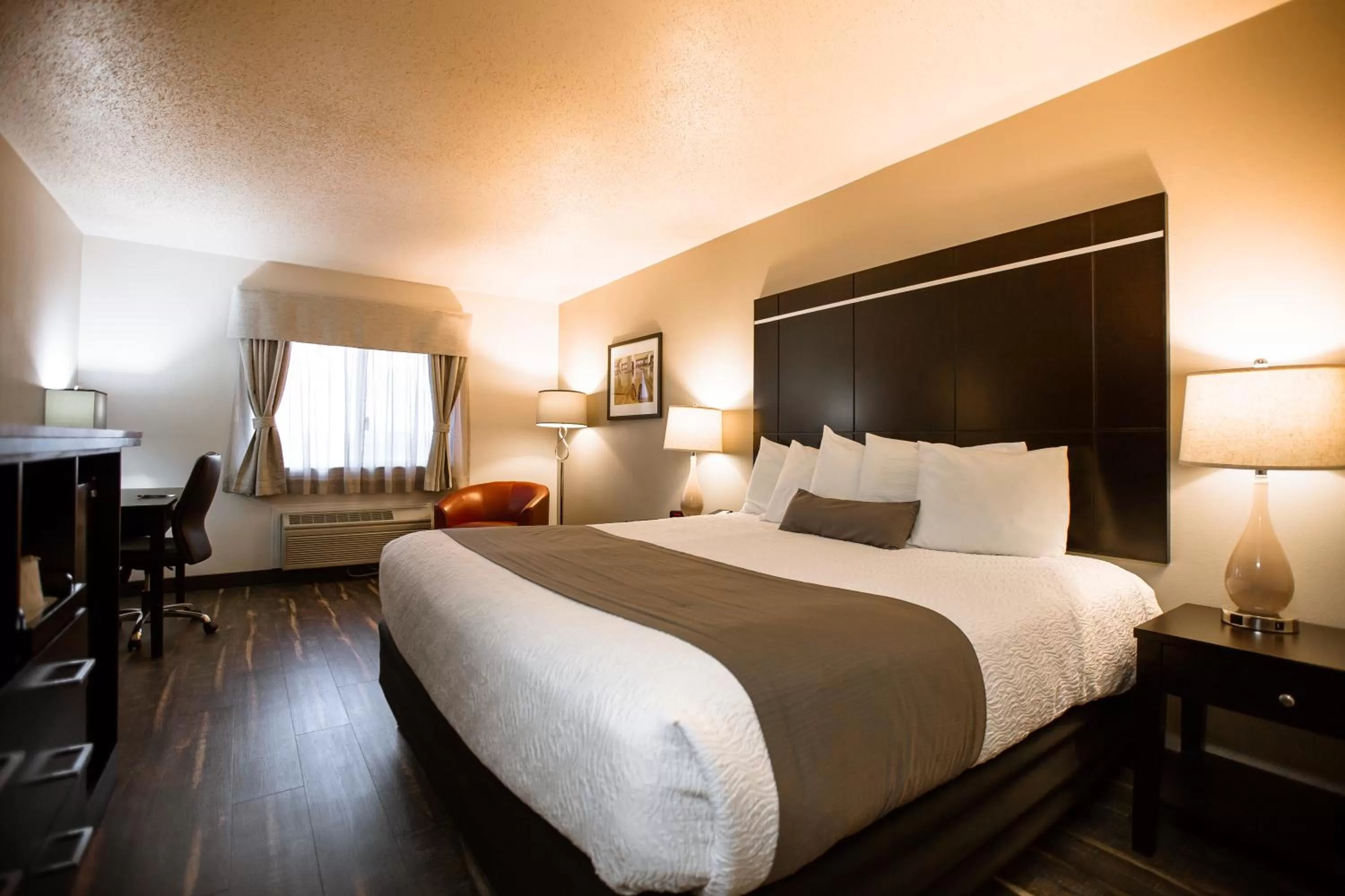 Traditional King Room in Ten Pin Inn & Suites