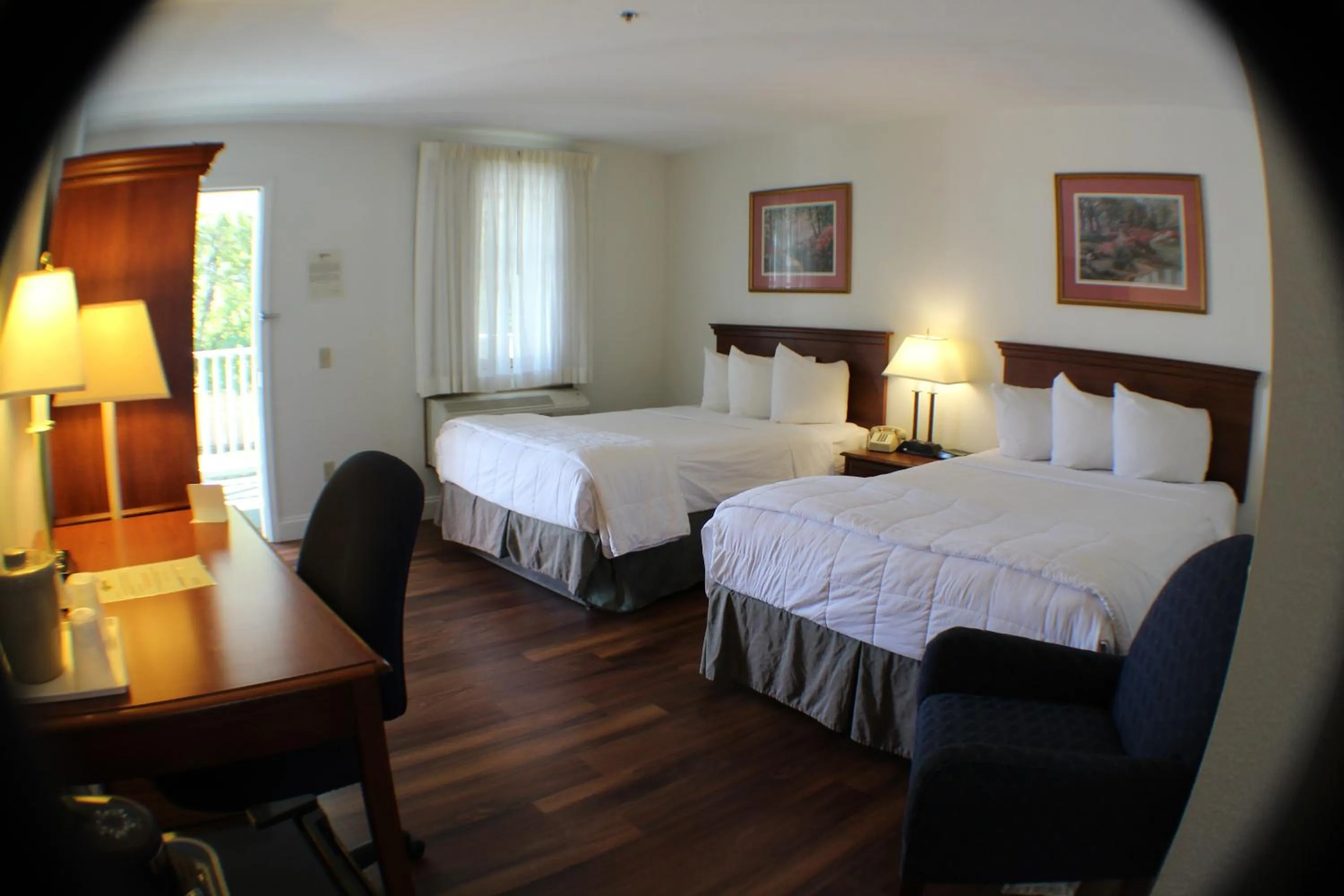 NonSmoking 2Doubles Balcony PET FRIENDLY in Inn at Cemetery Hill