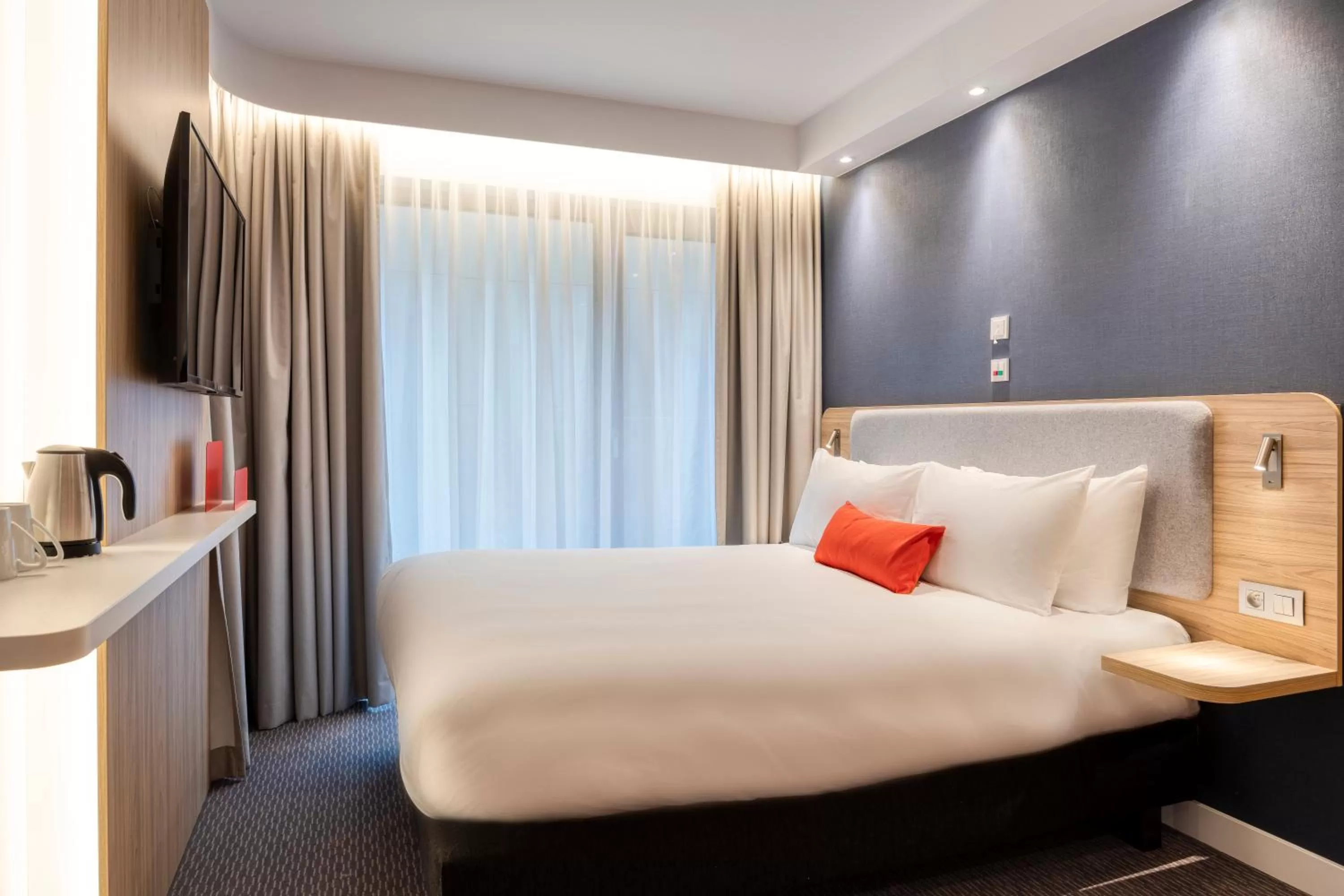 Standard Queen Room - Accessible in Holiday Inn Express Antwerp - City Centre, an IHG Hotel