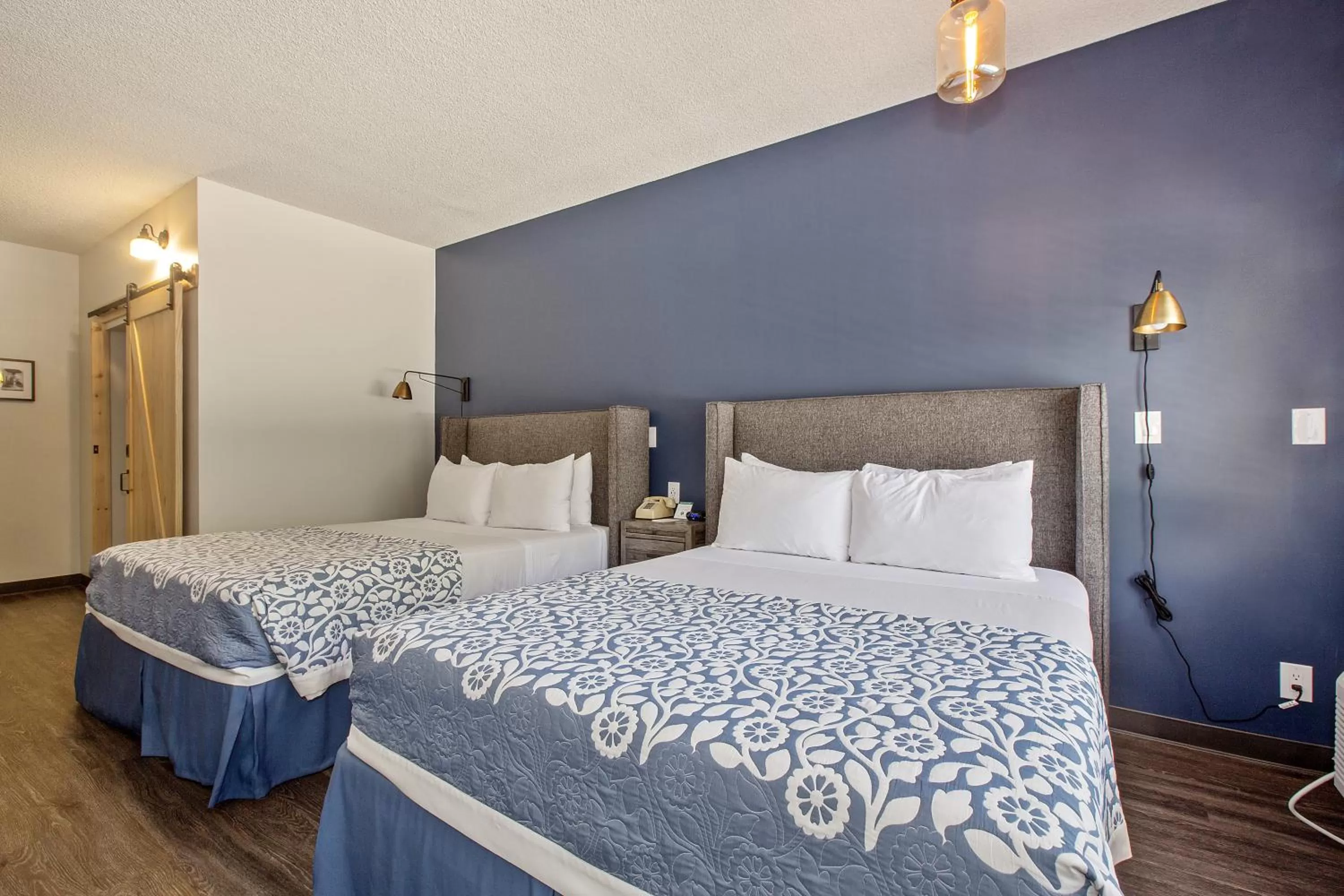 Two Queen Courtyard  in Sideways Inn