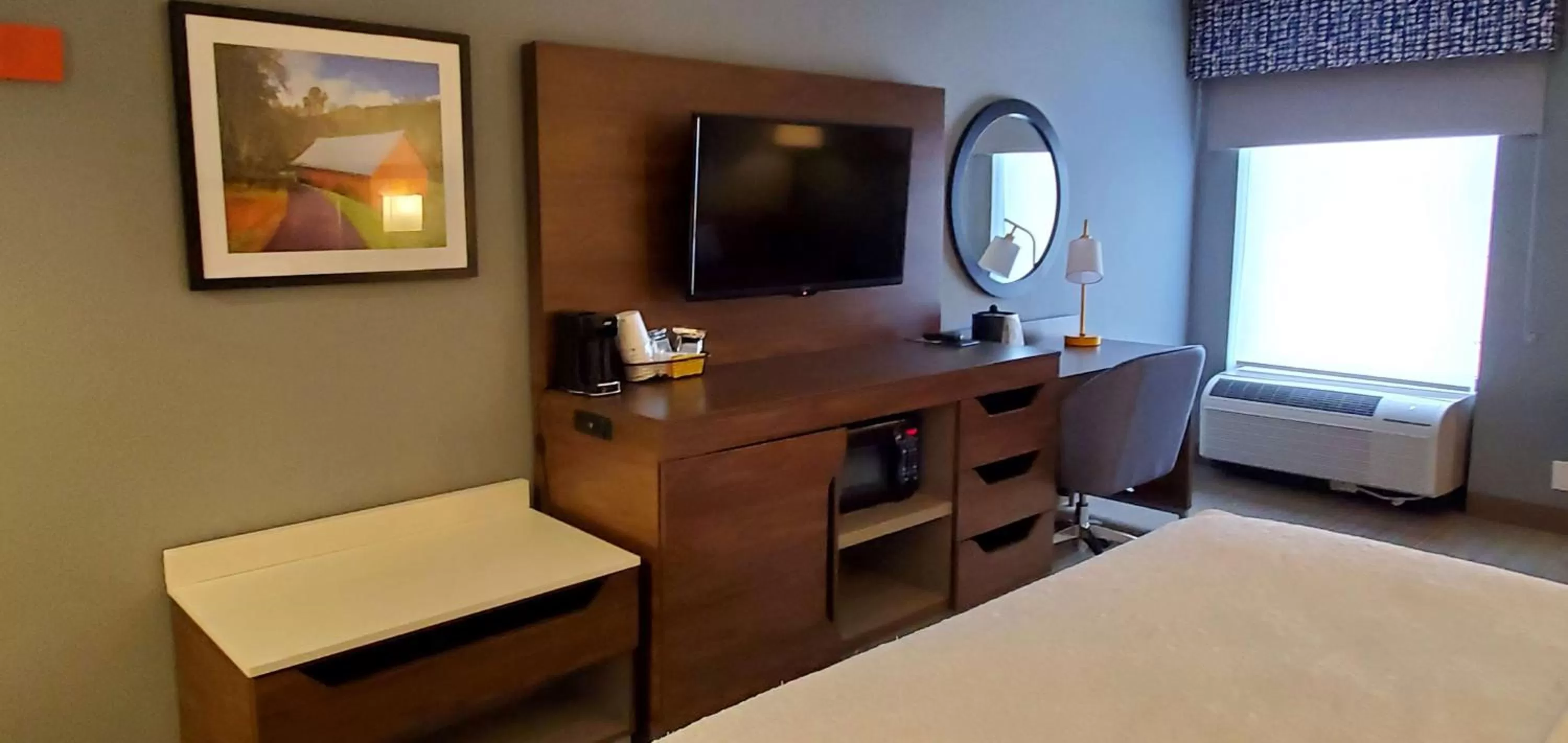 King Room with Sofa Bed - Hearing Accessible/Non-Smoking in Hampton Inn - Hillsville