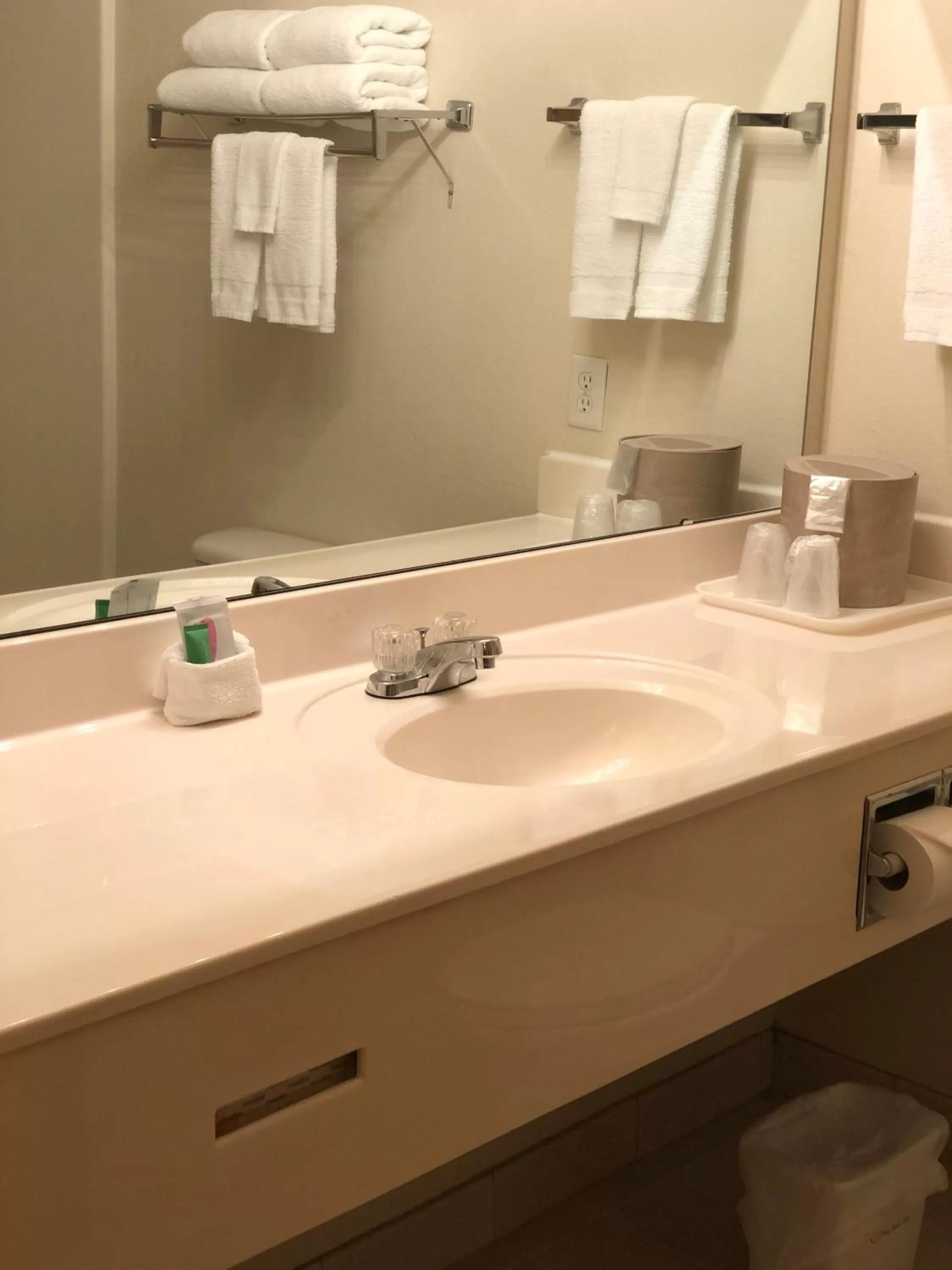 King Suite with Wet Bar in GuestHouse Inn & Suites Kelso/Longview