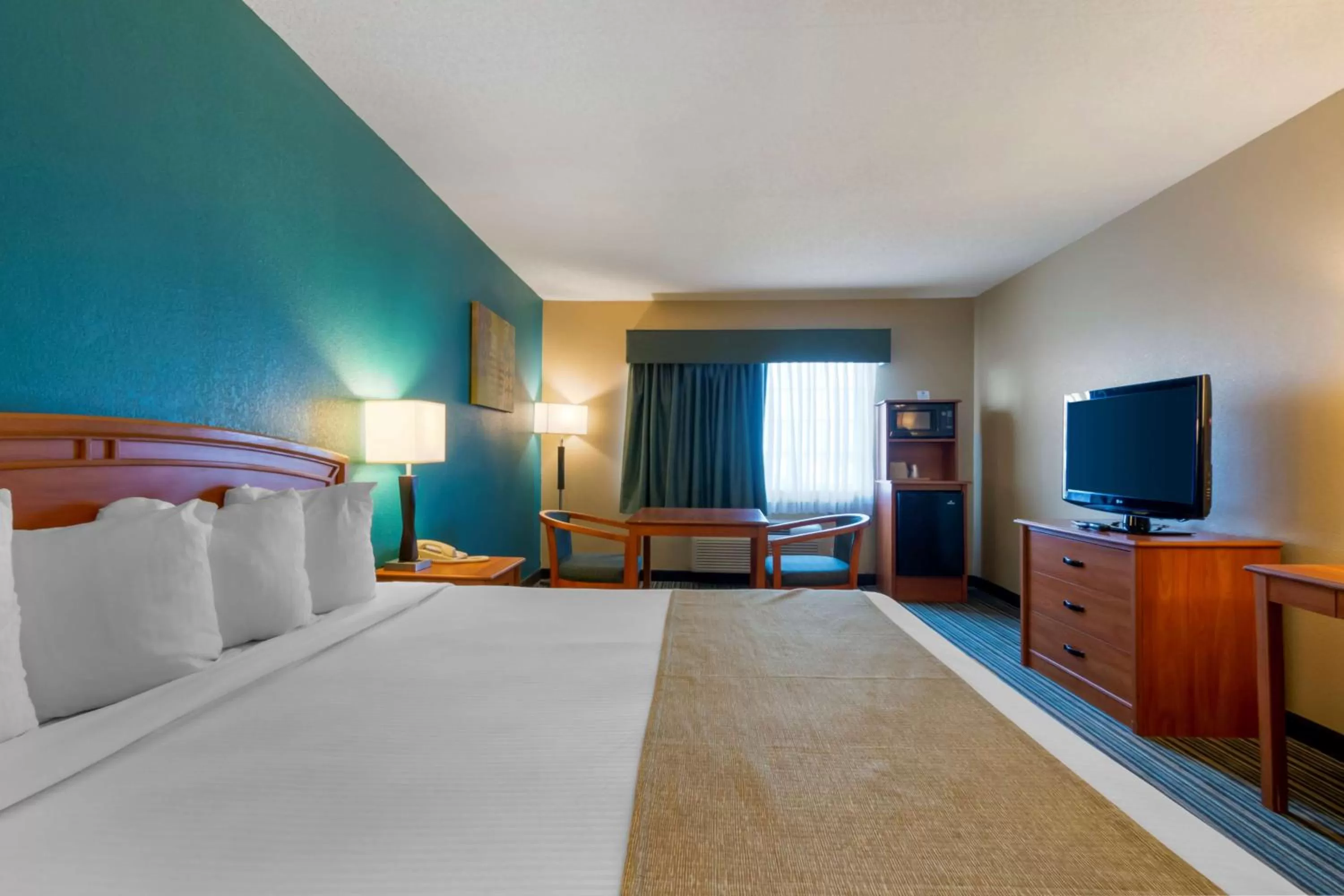 King Room - Disability Access in Best Western Governors Inn and Suites