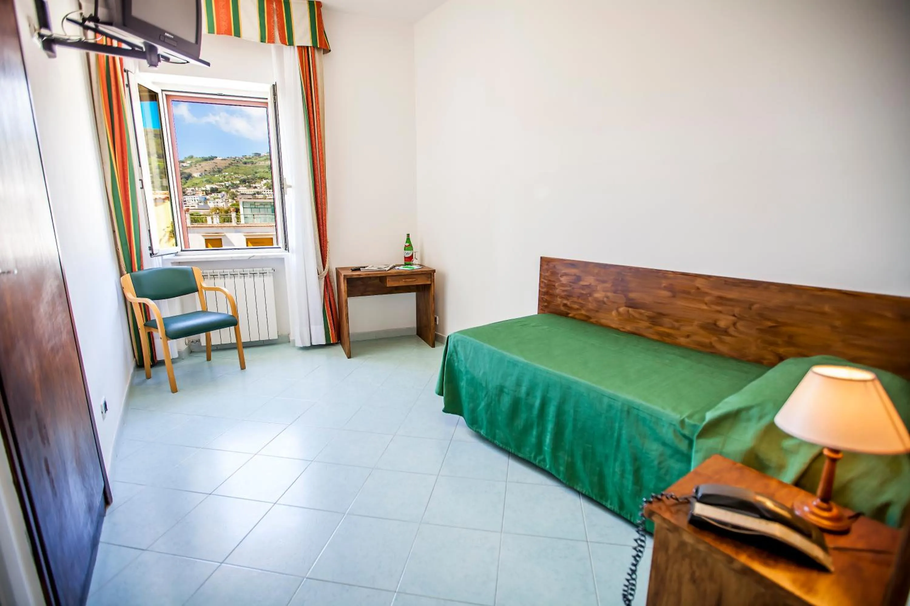 Single Room in Hotel Conte