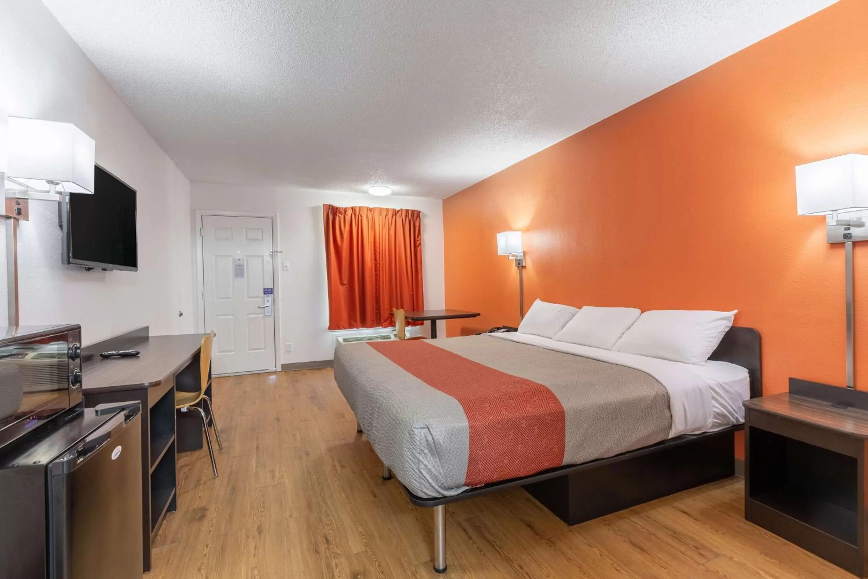 Deluxe King Room - Non-Smoking in Motel 6-Bryan, TX - University Area