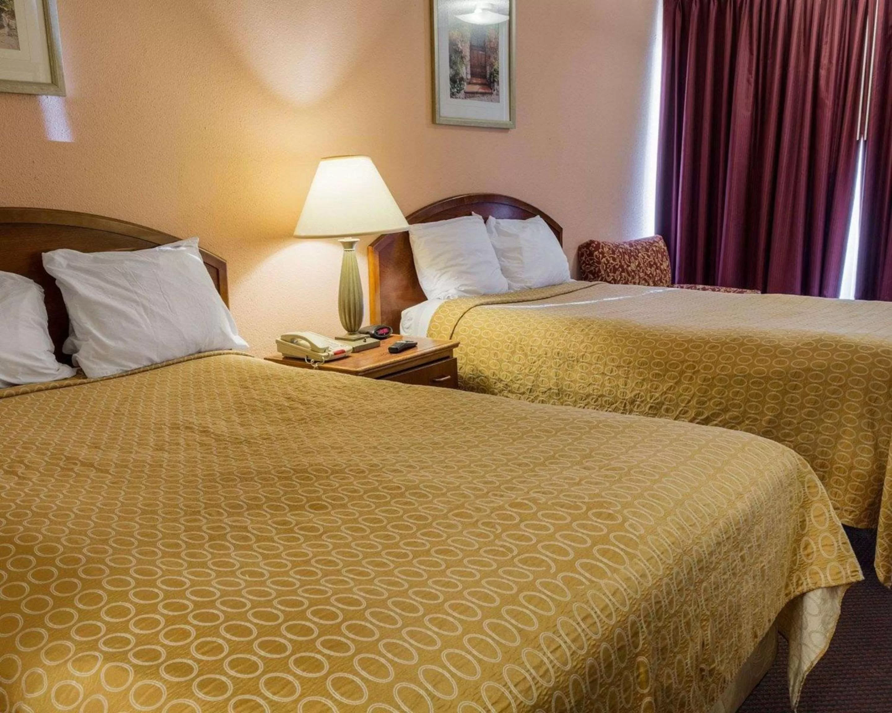 Queen Room with Two Queen Beds - Accessible/ Smoking in Rodeway Inn Colonial Heights I-95