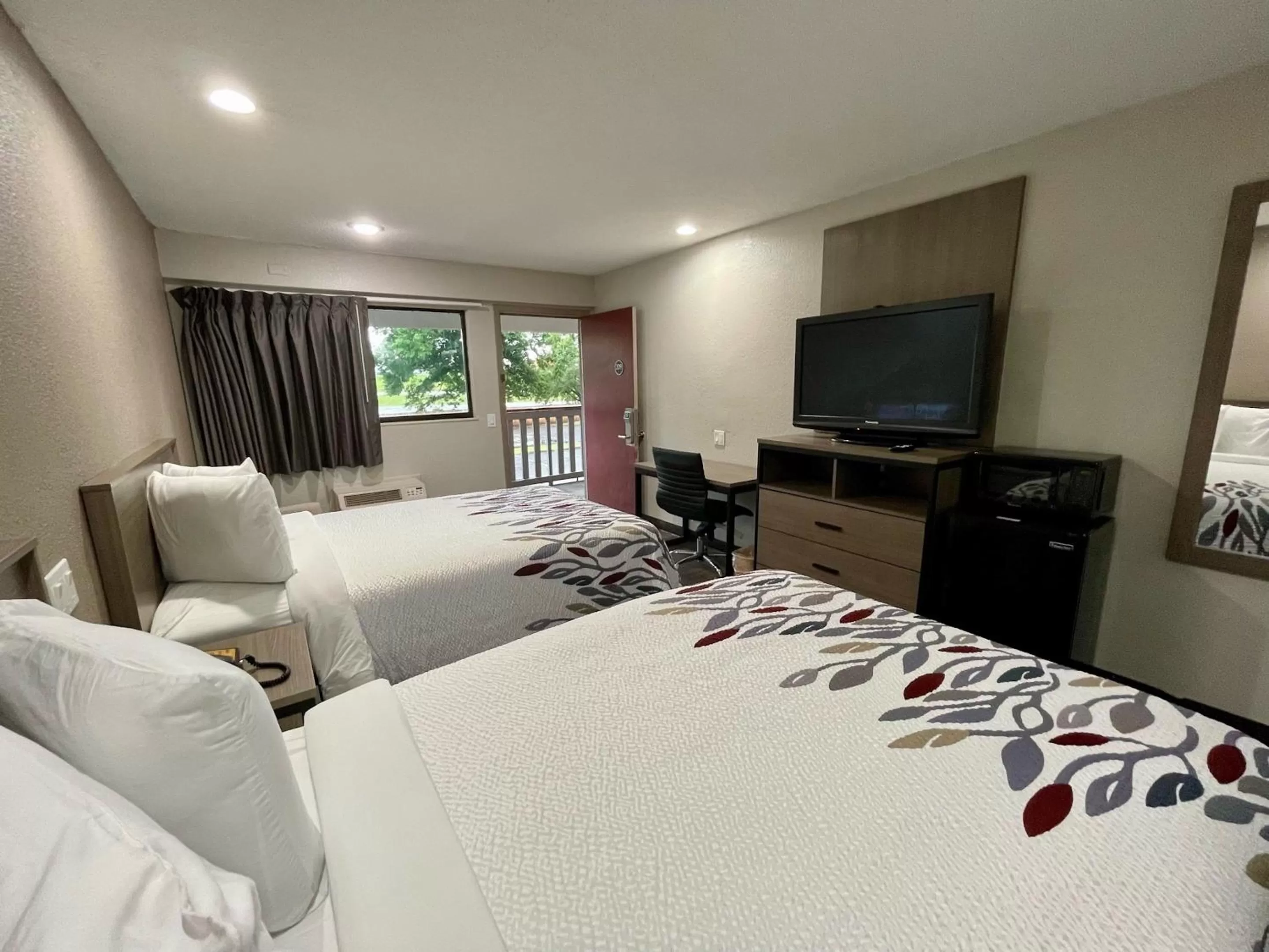 Deluxe Room with Two Double Beds Non-Smoking Renovated in Red Roof Inn Lafayette, LA