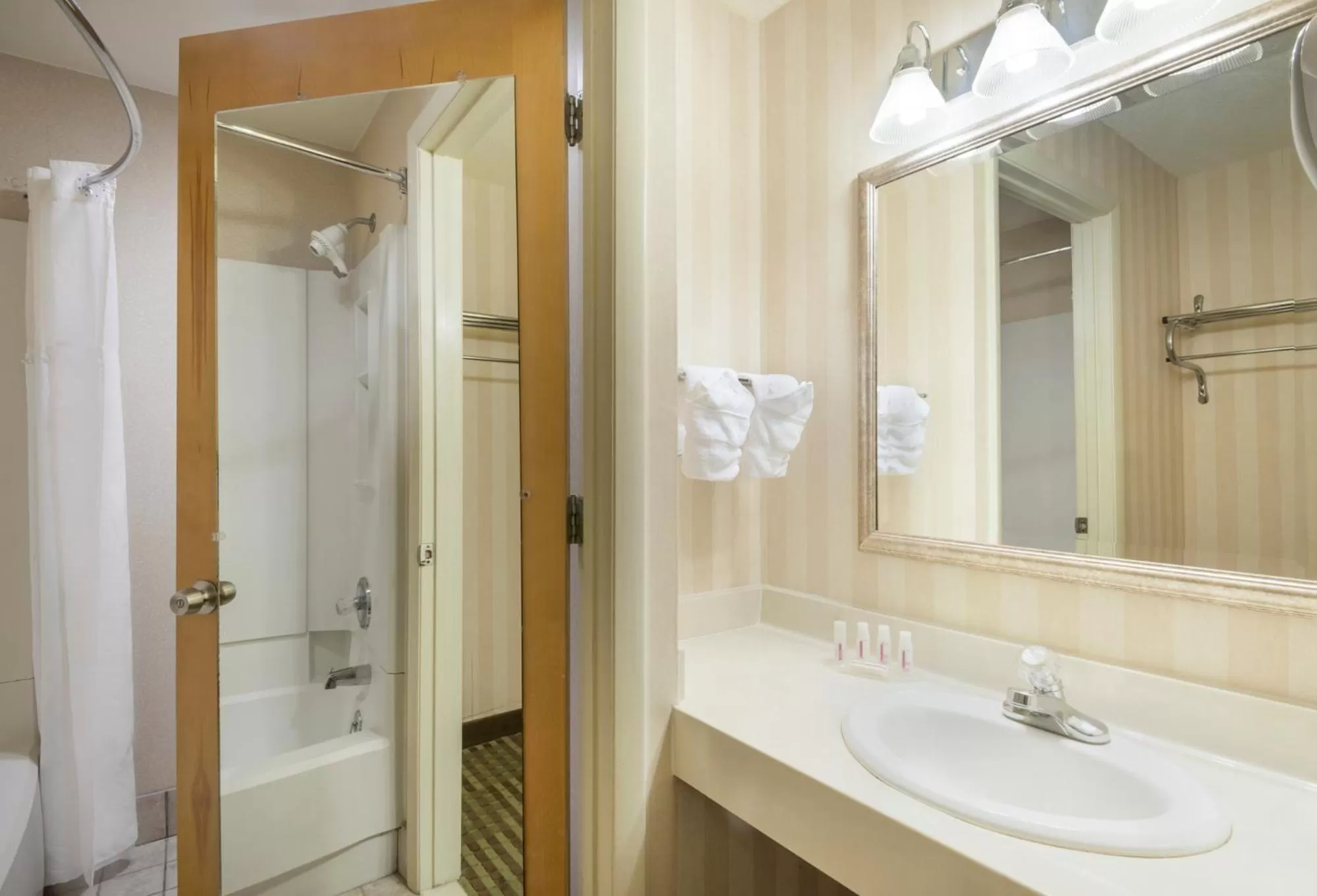 King Studio Suite with Jetted Tub - Non-Smoking in Ramada by Wyndham Columbus North