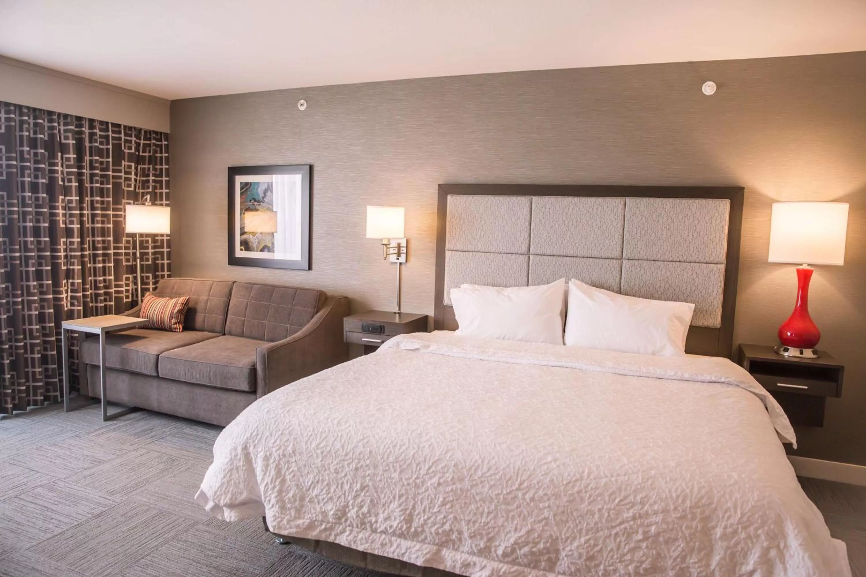 King Room - Non-Smoking in Hampton Inn-Pontiac