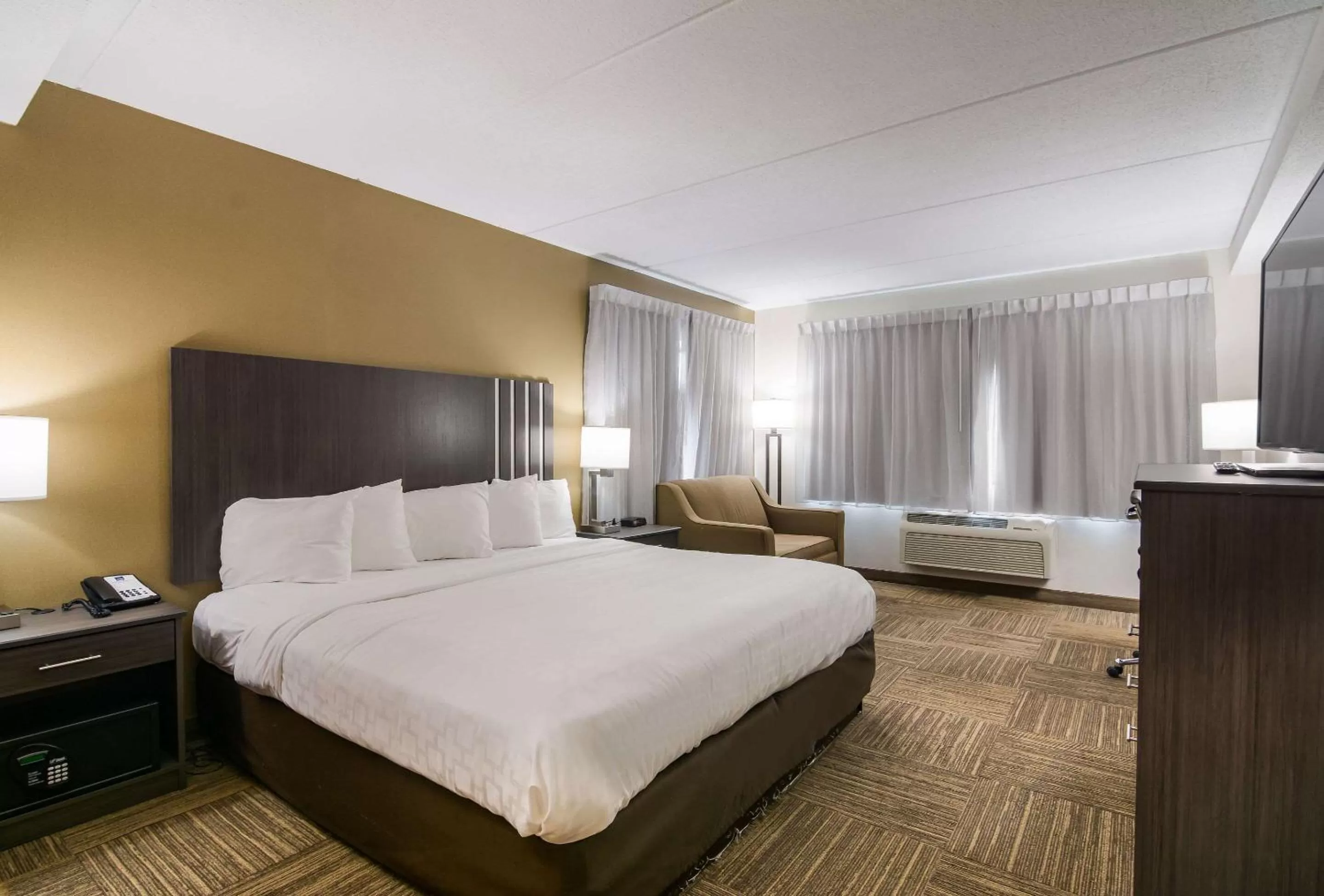 Queen Room - Non-Smoking in Clarion Pointe Jamestown - Falconer