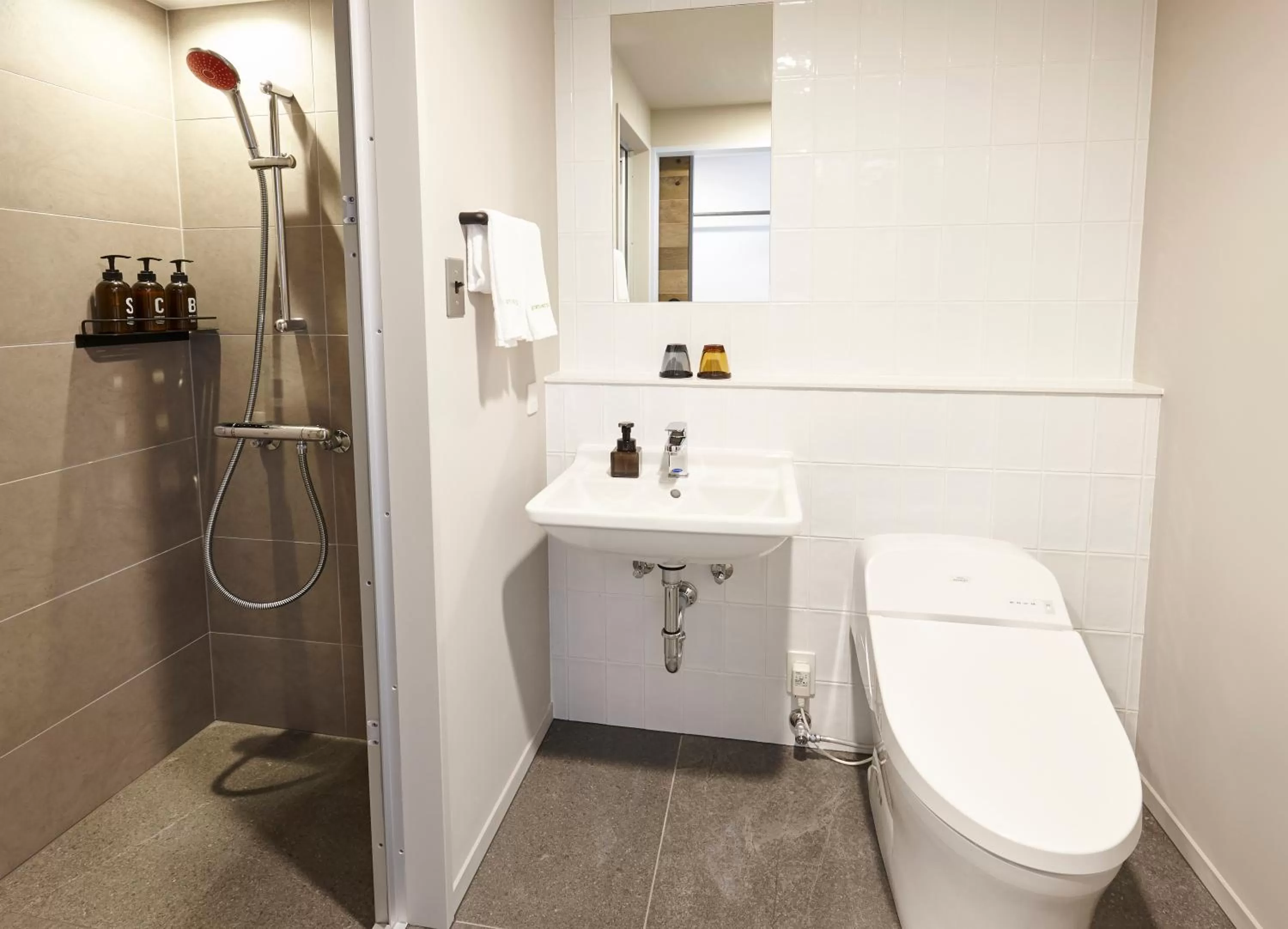 Superior Queen Room with Airport and River View in Kawasaki King Skyfront Tokyu REI Hotel