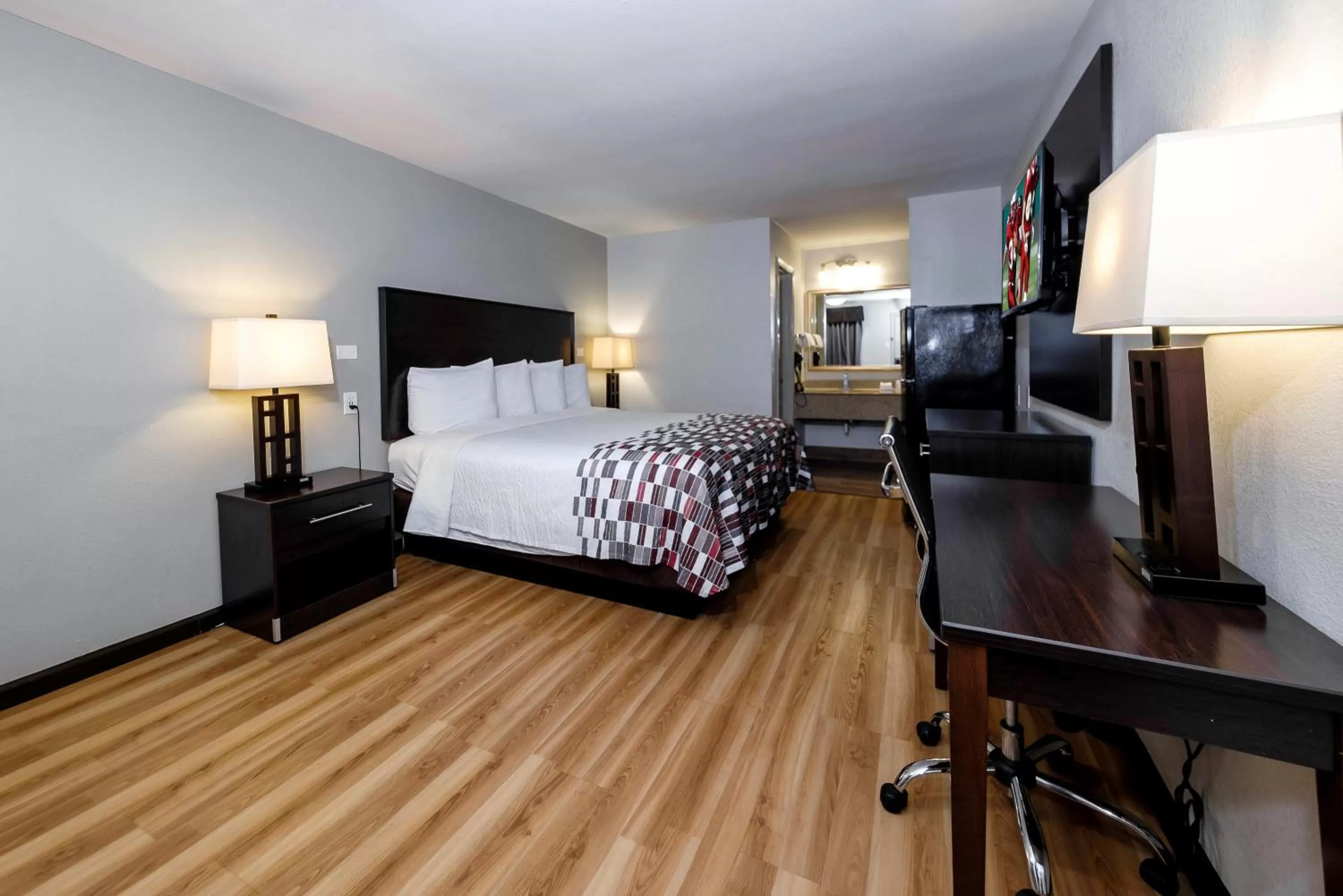 Superior King Room Non-Smoking in Red Roof Inn Arlington - Entertainment District