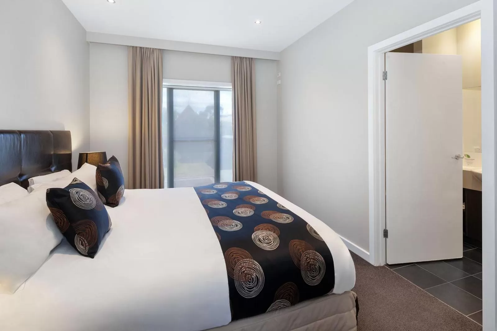Deluxe Suite with Spa Bath in Ballarat Suites