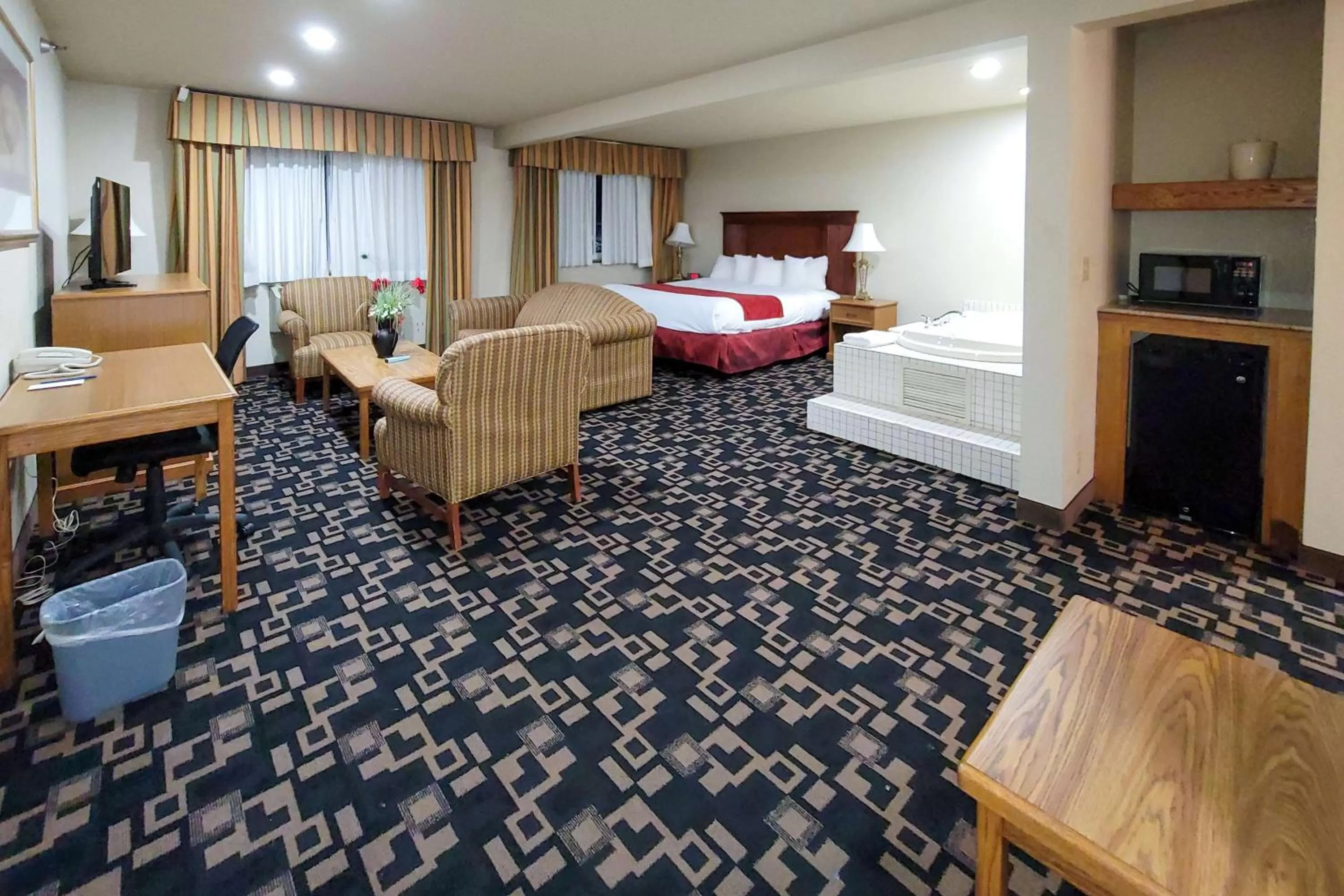 King Suite with Sofa Bed and Whirlpool - Nonsmoking in Comfort Inn & Suites