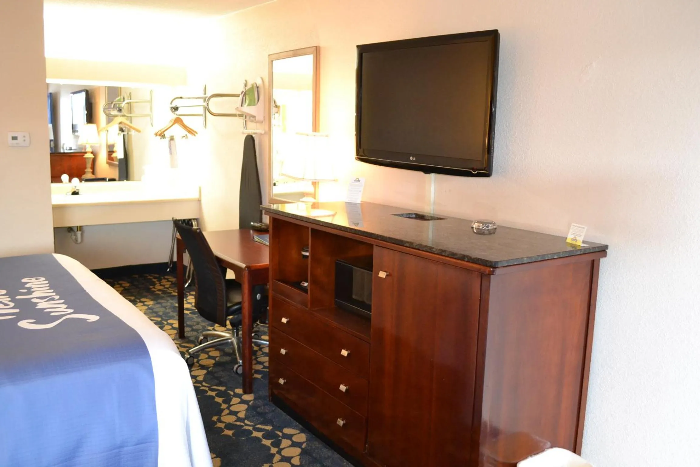 Queen Room - Non-Smoking in Days Inn by Wyndham High Point/Archdale