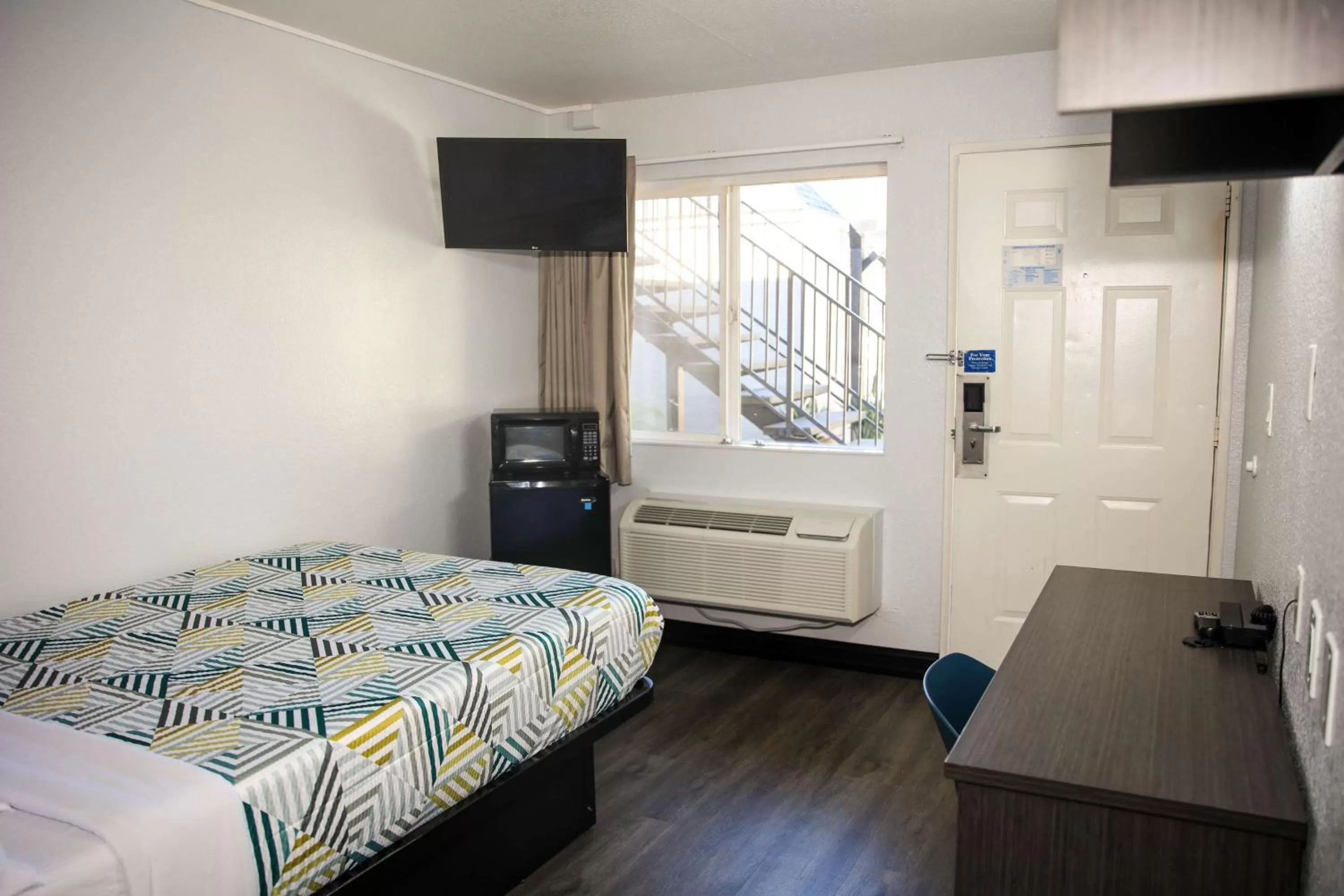 Queen Room - Disability Access - Roll in Shower in Motel 6-Sacramento, CA - Central