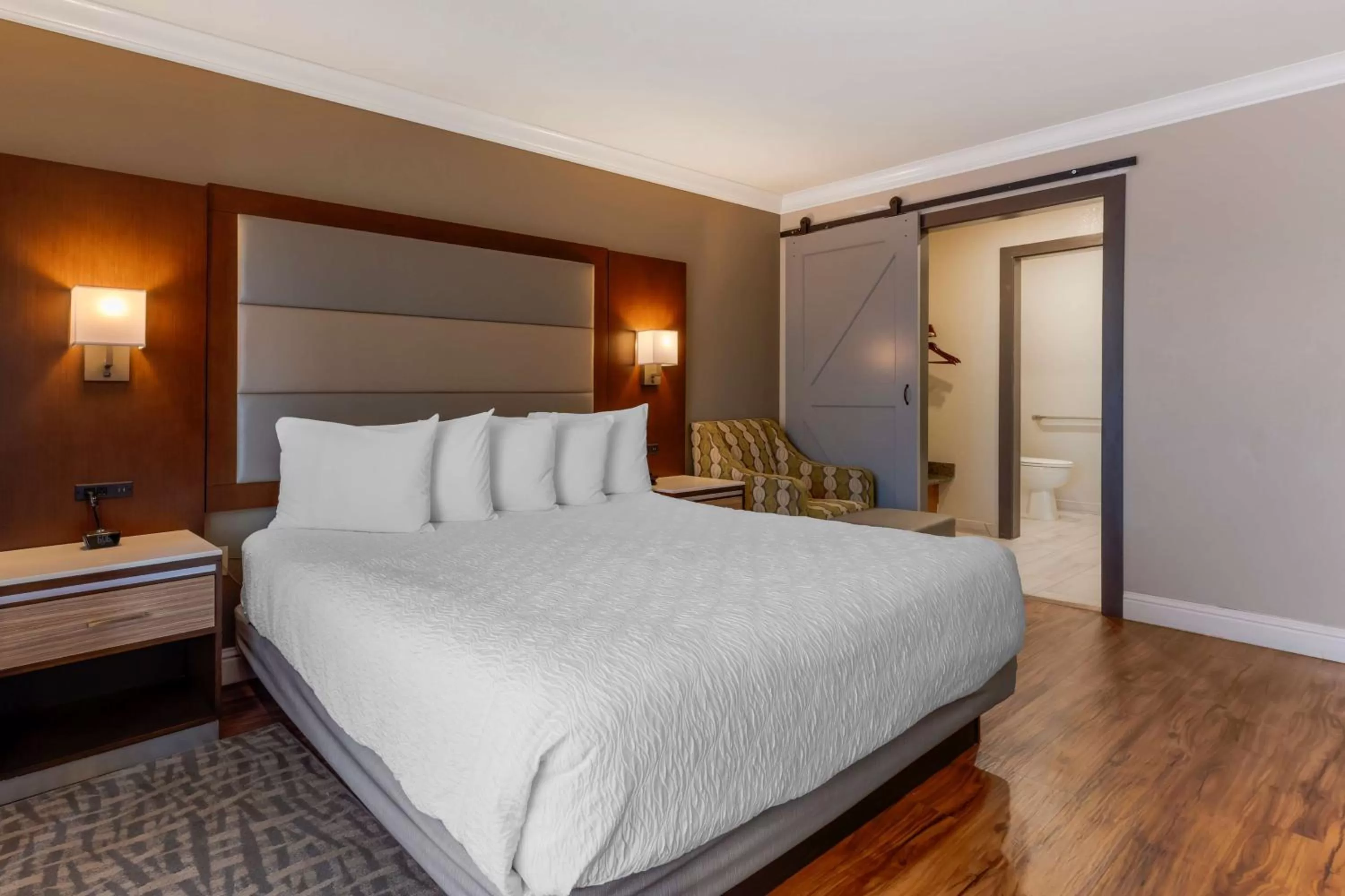 King Room - Disability Access/Bathtub in Best Western Plus Forest Park Inn