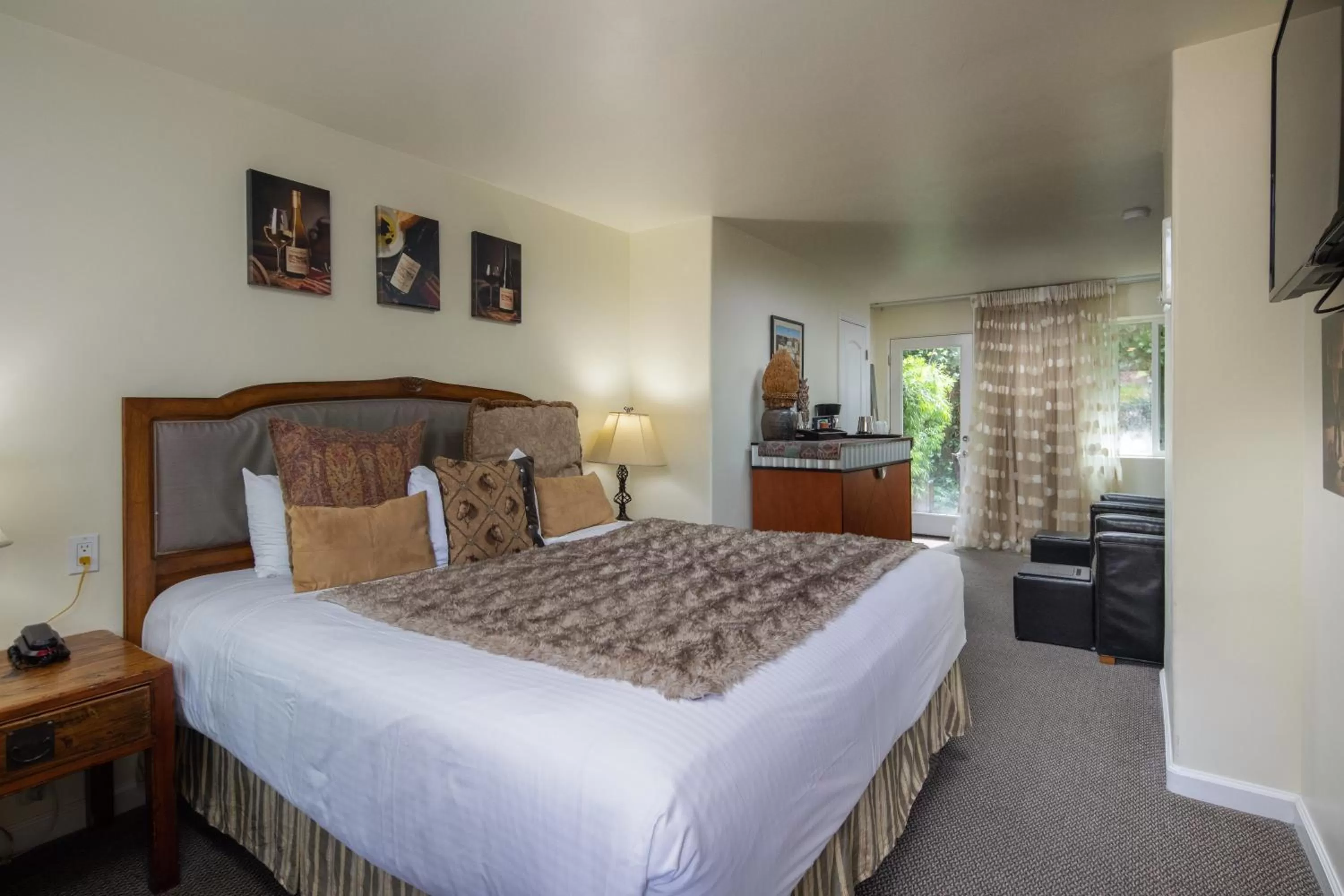 King Room with Garden View in The Vendange Carmel Inn & Suites