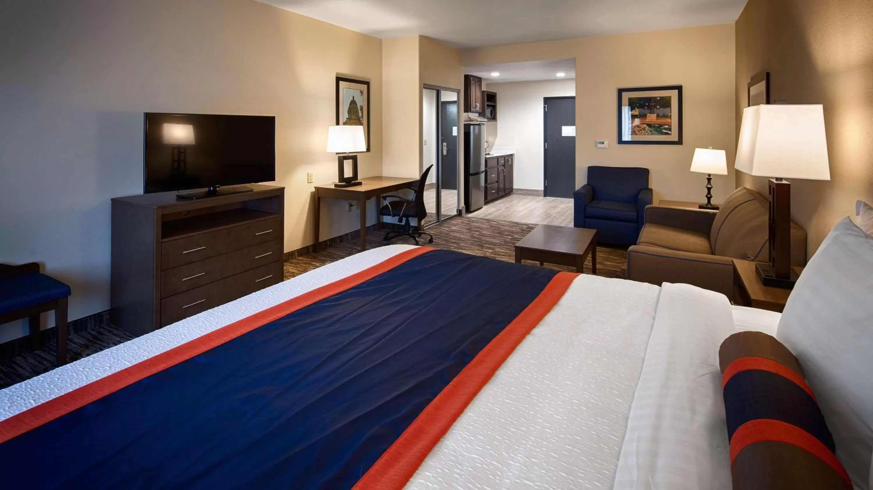 King Suite with Sofa Bed and Kitchenette in Best Western Plus Ardmore Inn & Suites