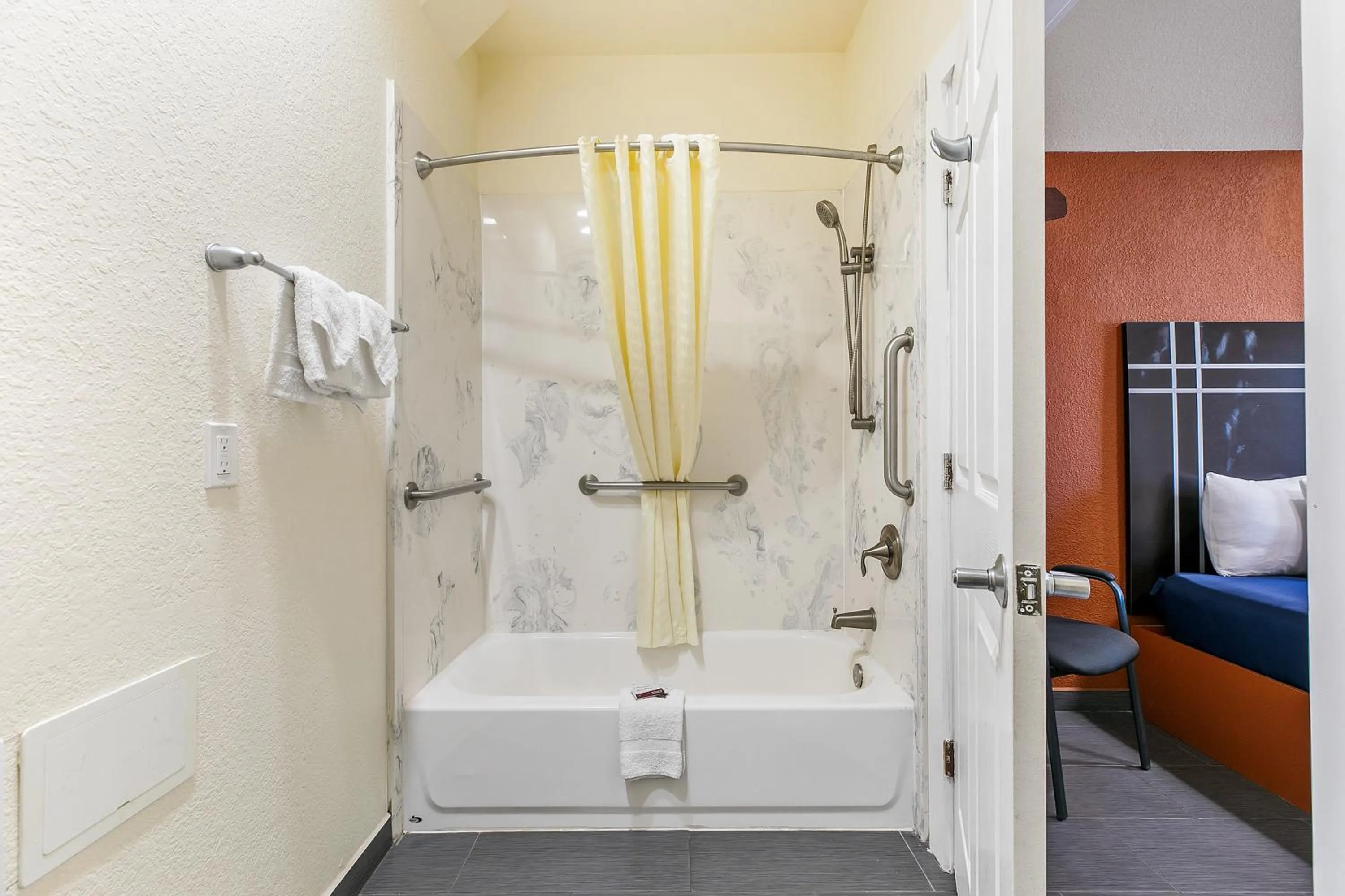 King Room - Disability Access in Lighthouse Inn