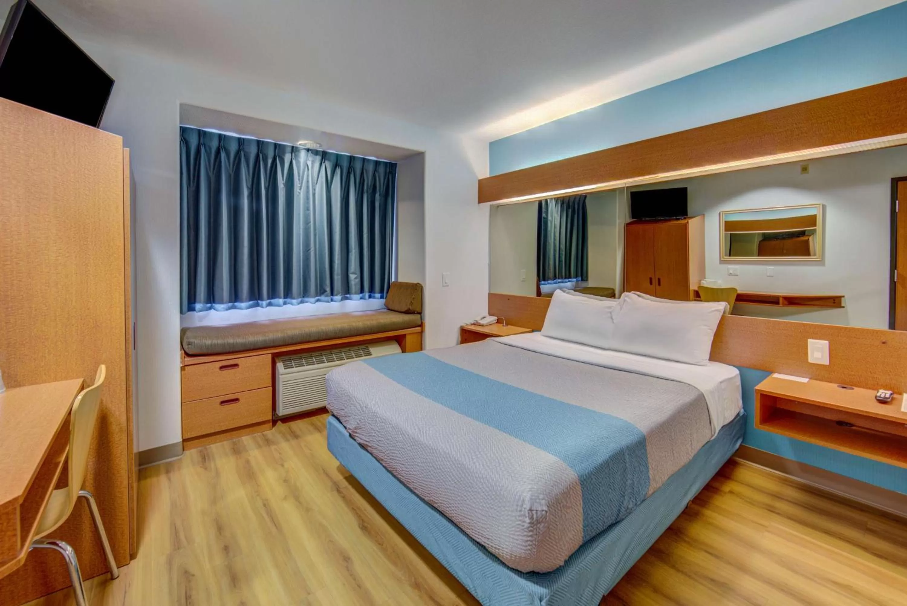 Queen Room - Non-Smoking in Motel 6-Sutherlin, OR