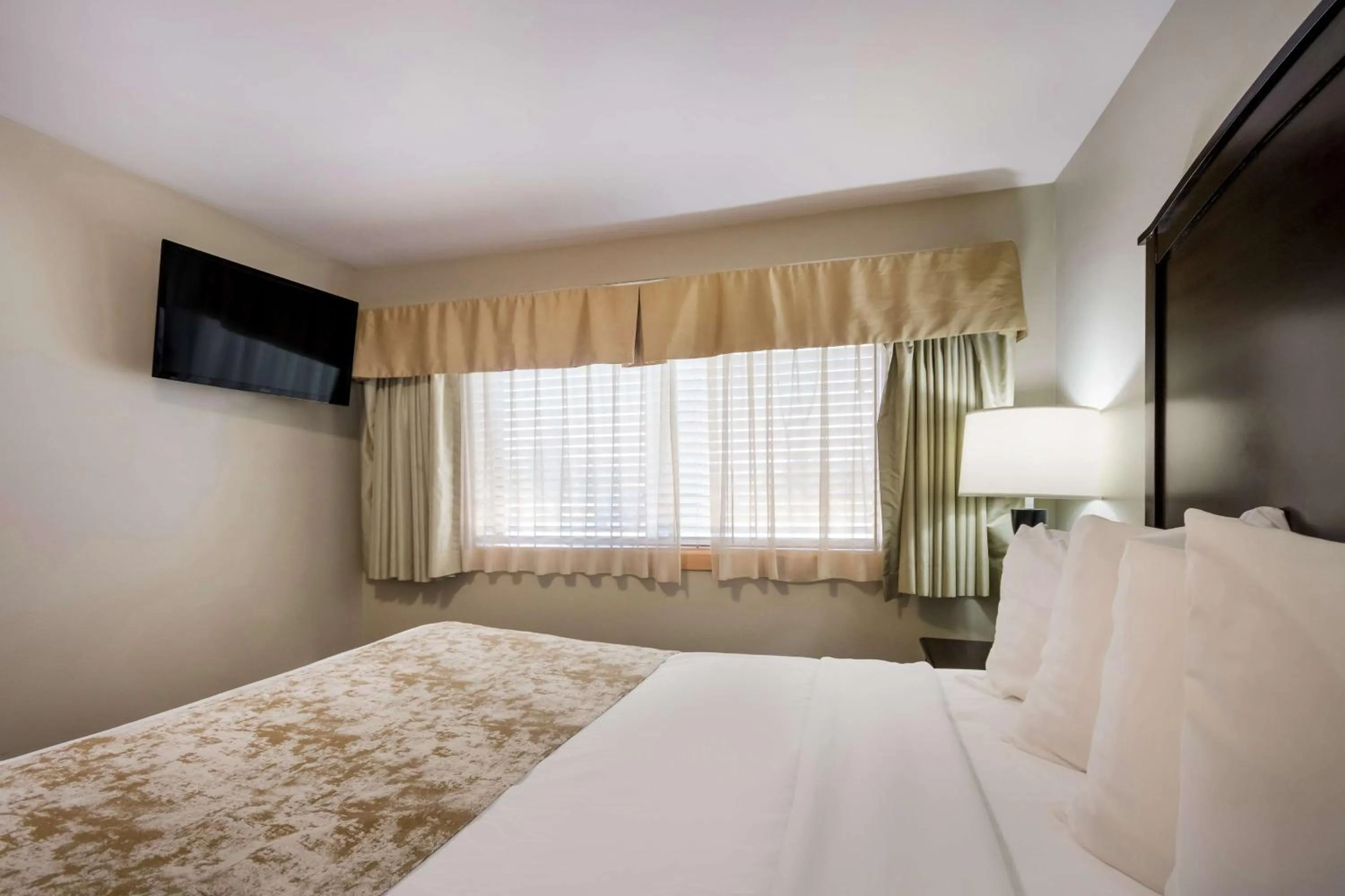 King Room with Bath Tub - Disability Access Room/Non-Smoking in Best Western Weston Inn