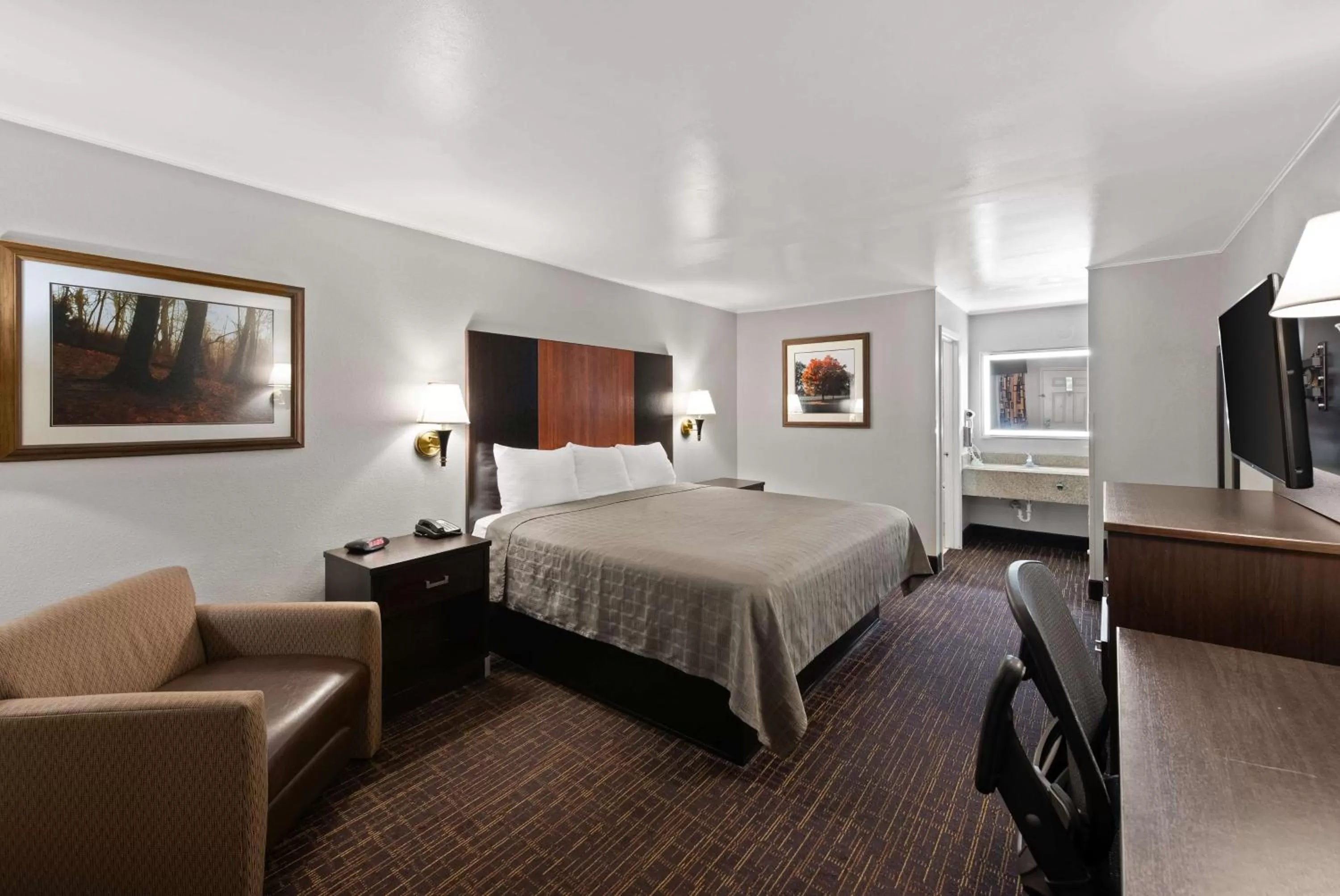 King Room with Bathtub - Mobility/Hearing Accessible - Non-Smoking in Best Western Executive Inn