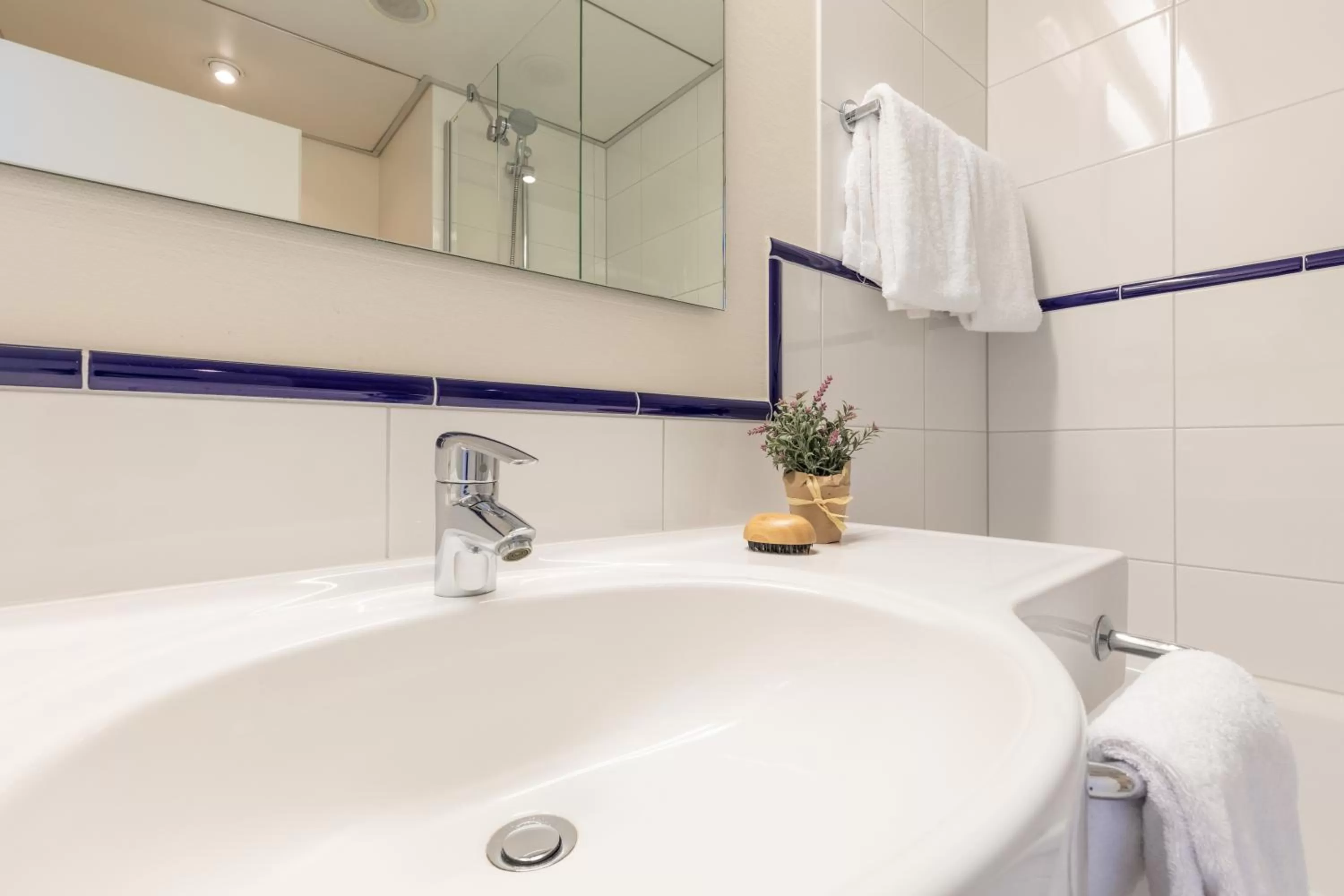 Toilet in Garner Hotel Rüsselsheim by IHG