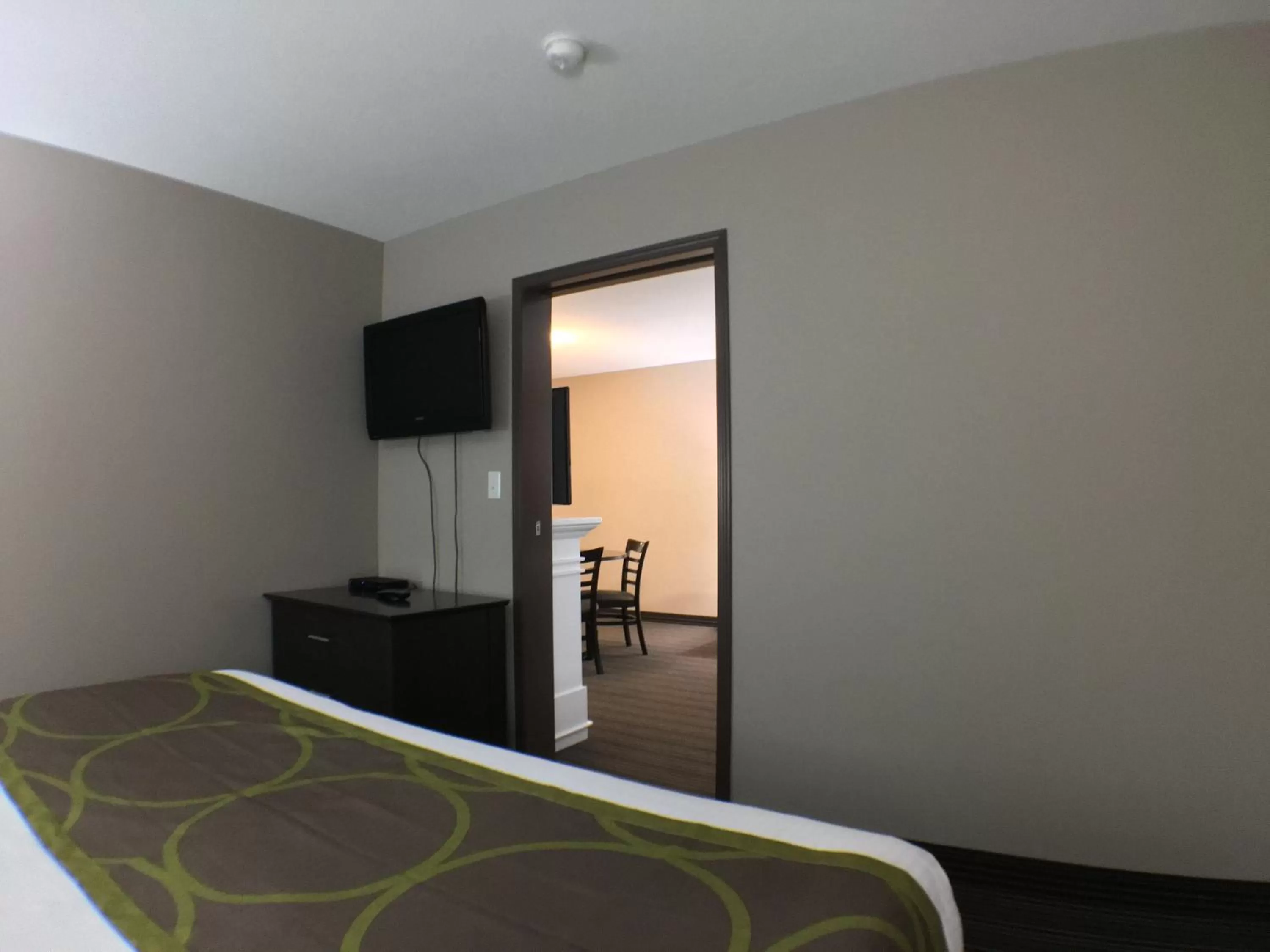 Deluxe King Suite - Non-Smoking in Super 8 by Wyndham Kapuskasing