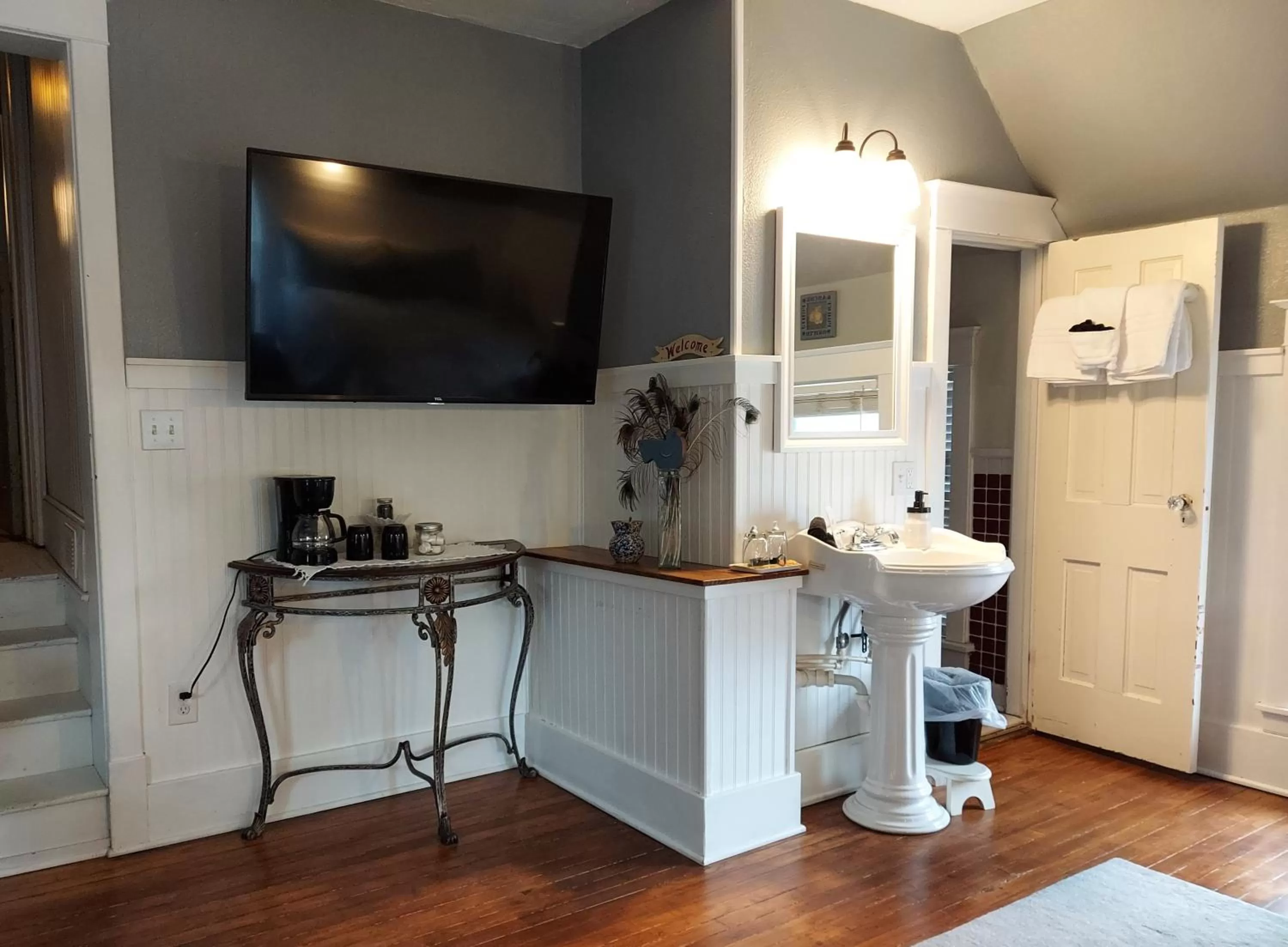 Queen Room with Garden View in The Inn at Ludington