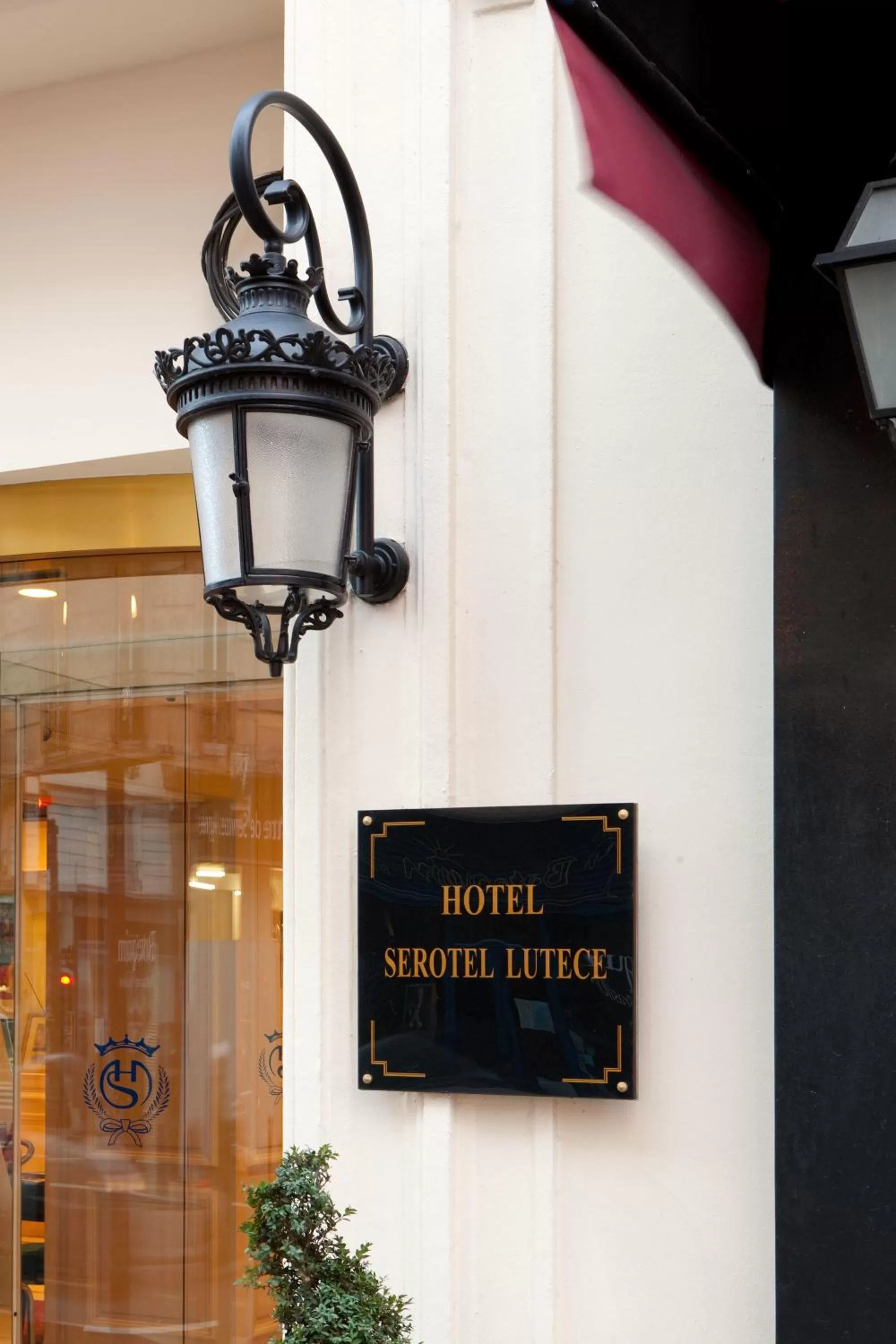 Facade/entrance in Hôtel Serotel Lutèce