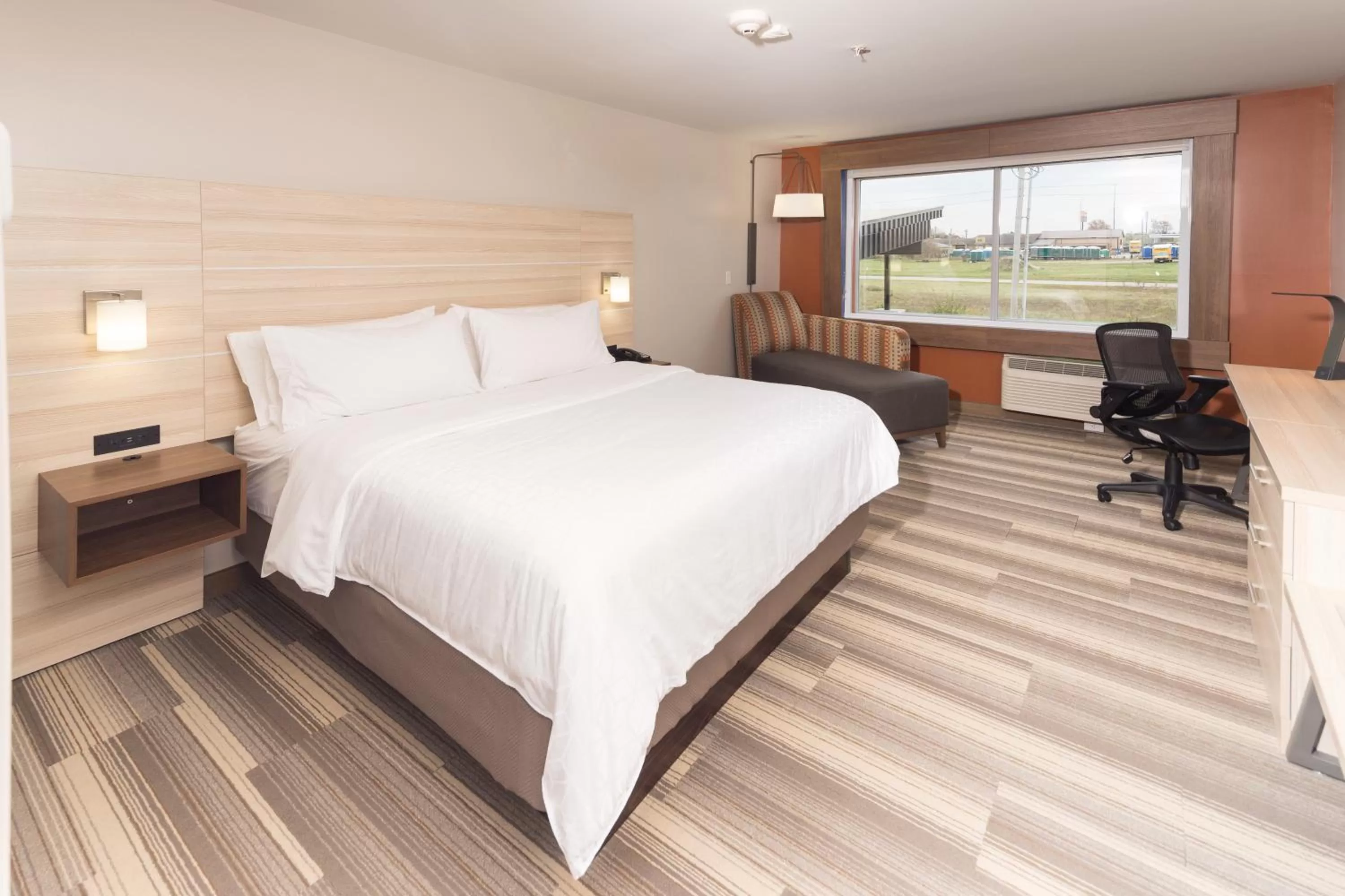 Queen Suite with Two Queen Beds and Mobility Accessible Tub - Non-Smoking in Holiday Inn Express & Suites - Auburn by IHG