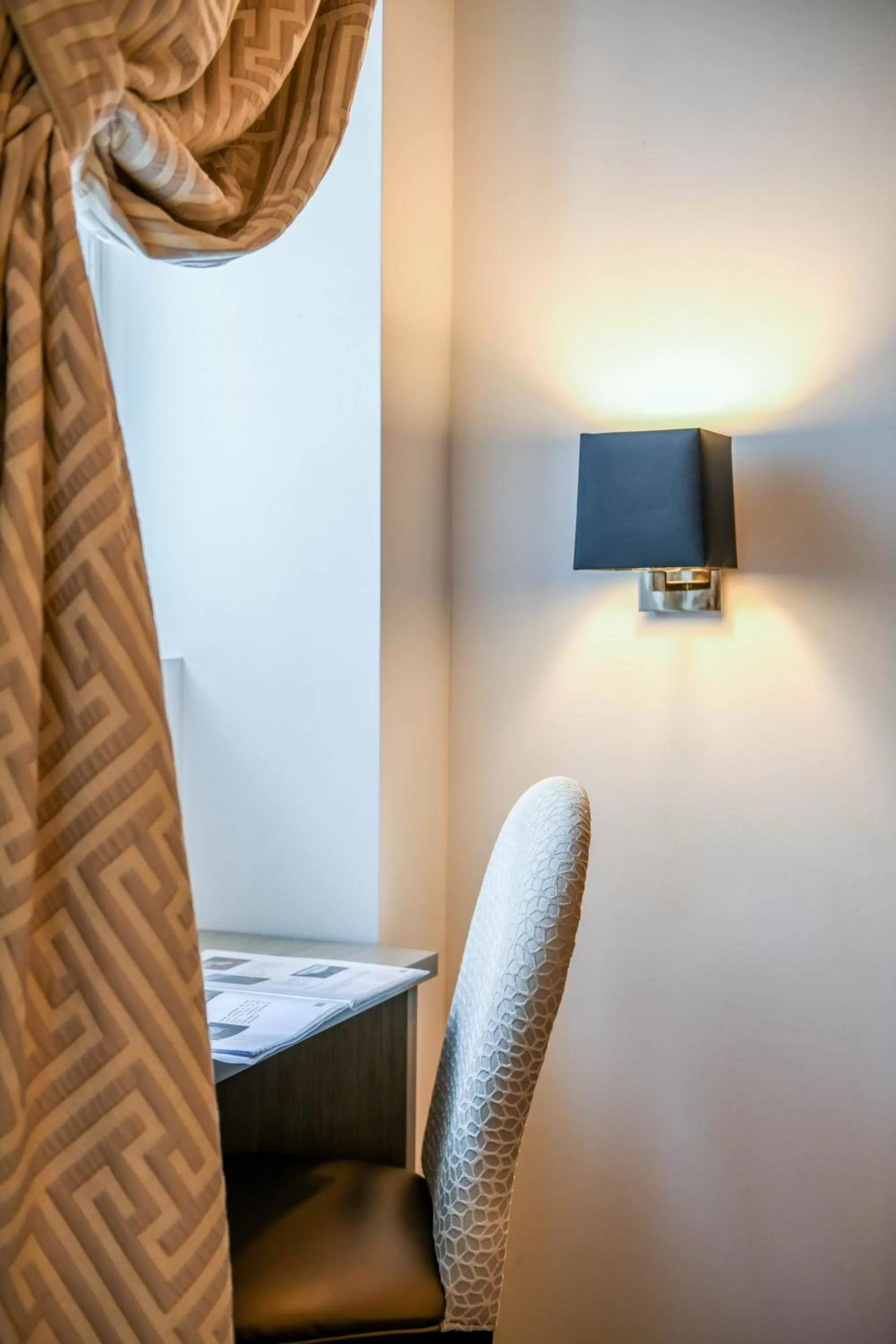 Double Room with Patio in Logis Hôtel & Restaurant La Villa Bleue