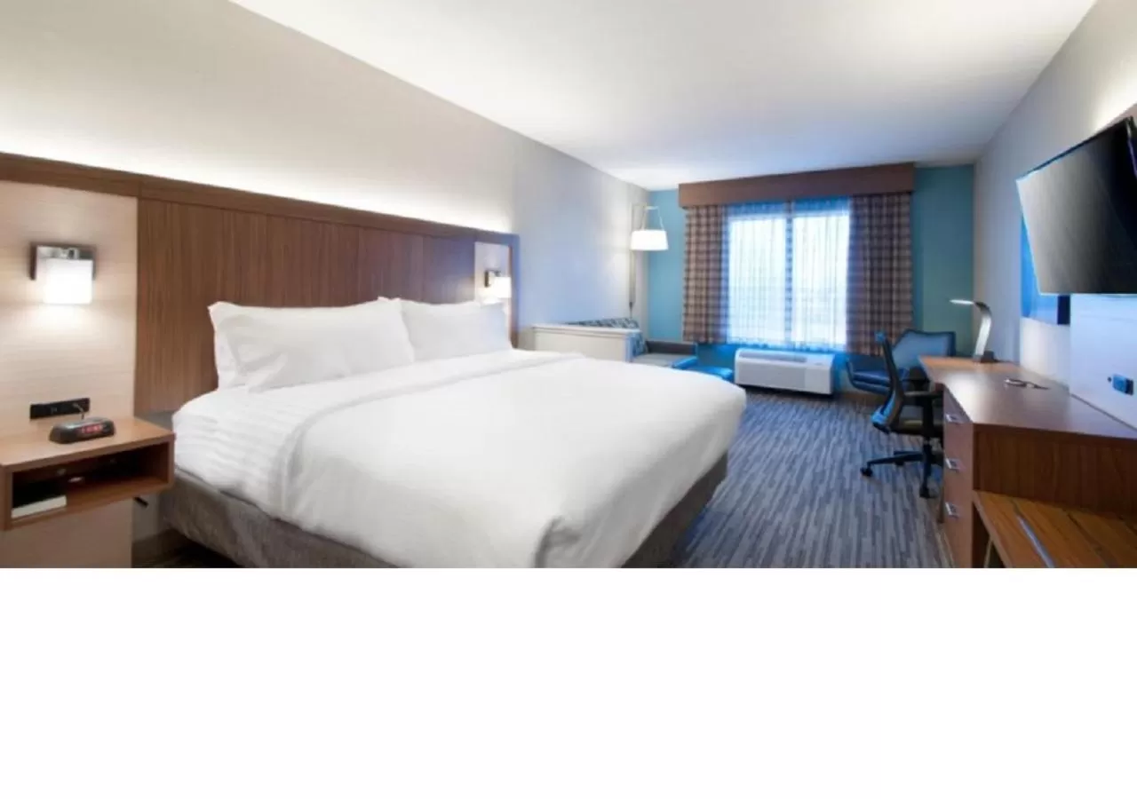 King Suite with Sofa Bed in Holiday Inn Express Quantico - Stafford by IHG