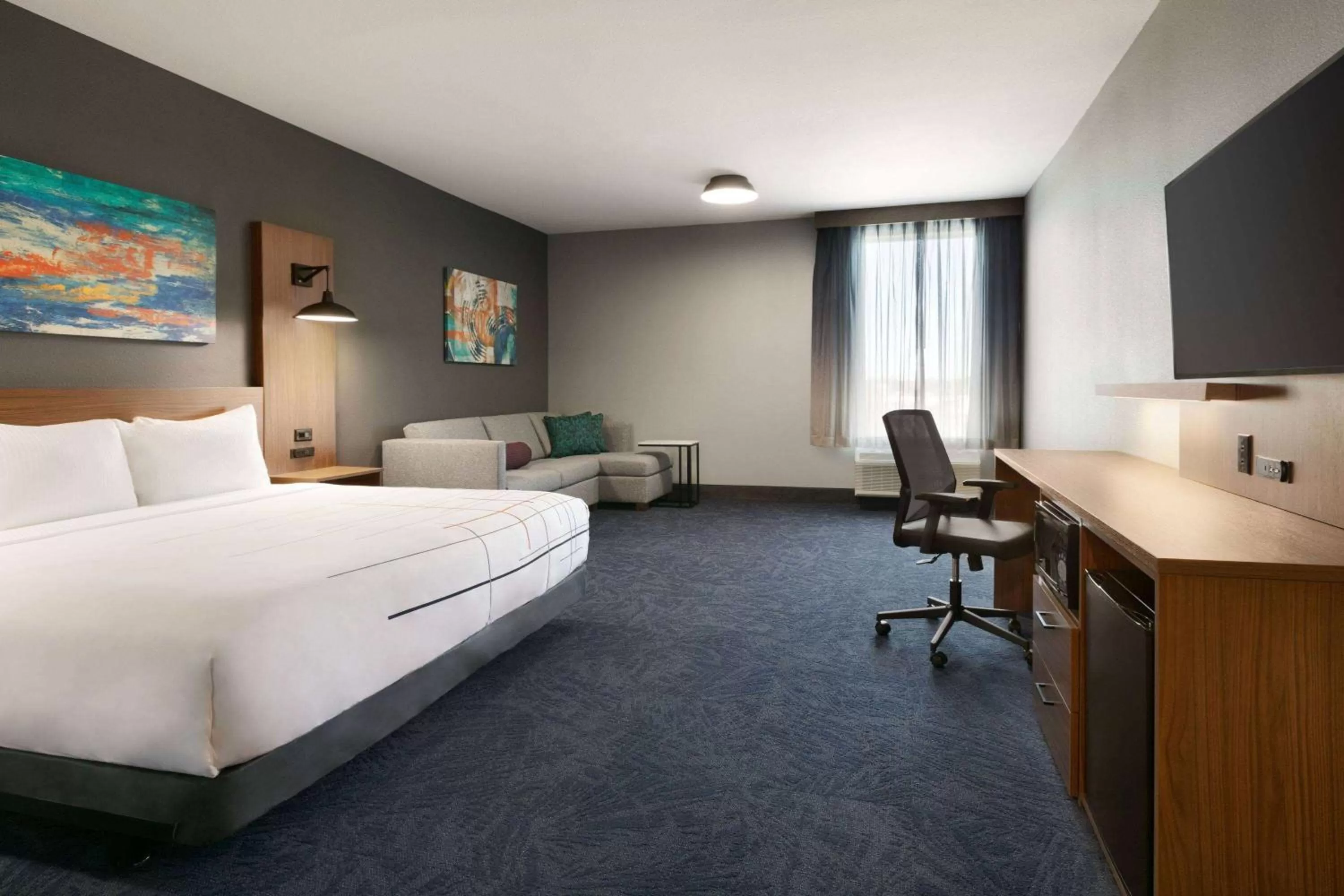 1 King Bed, Deluxe Mobility Accessible Room, Tub w/ Grab Bars , Non-Smoking in La Quinta Inn & Suites by Wyndham College Station North