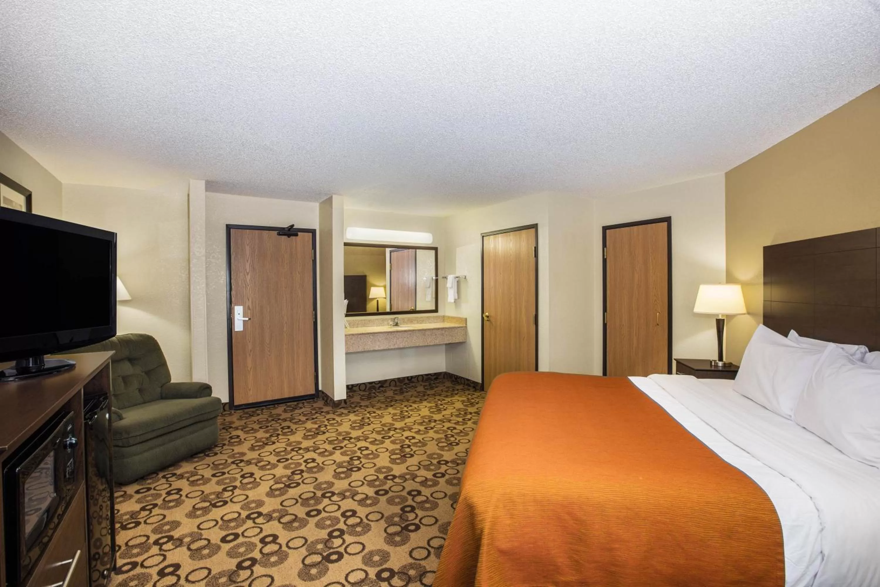 Deluxe King Room - Non-Smoking in Spark by Hilton Cedar Falls