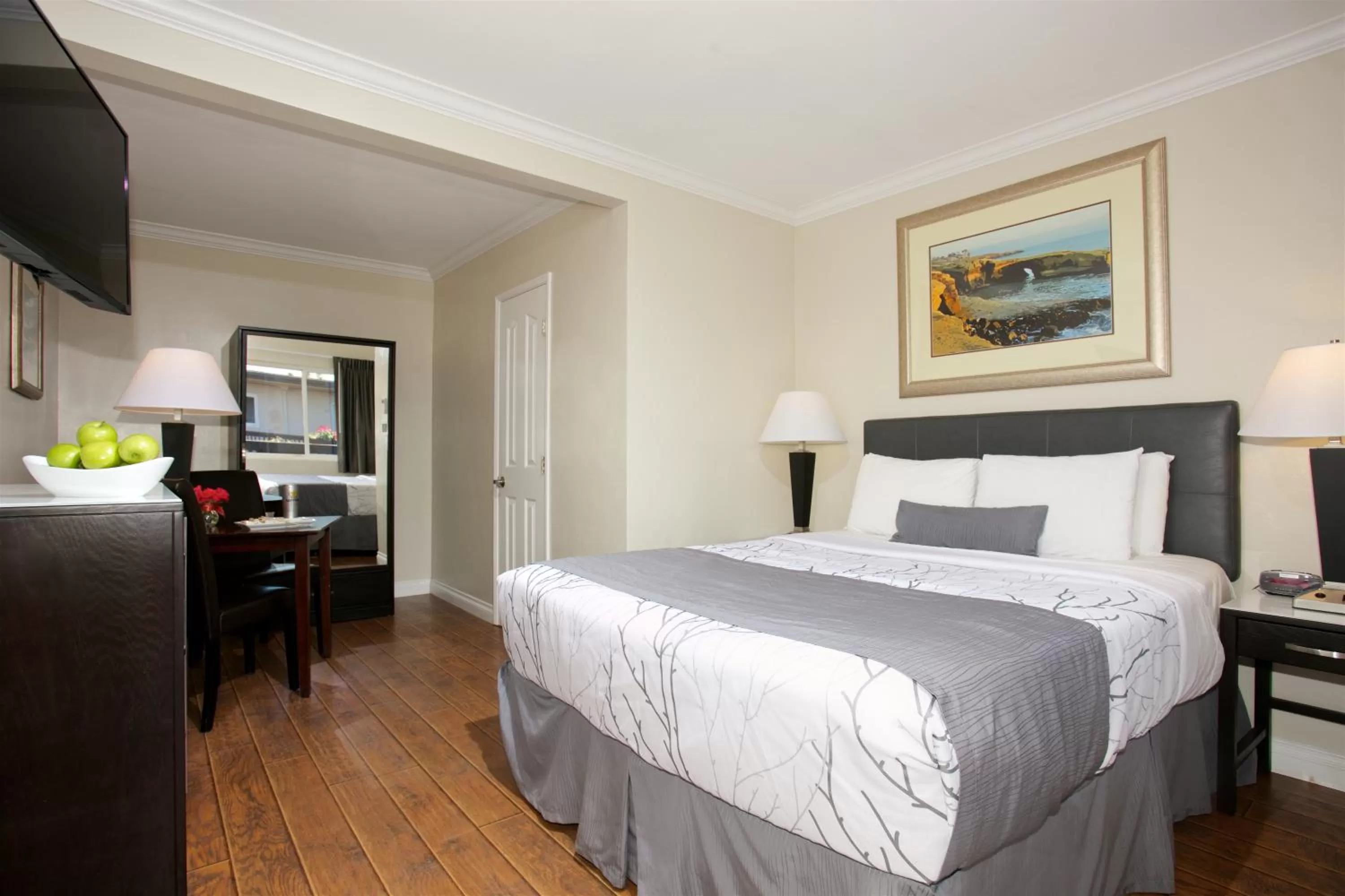 Queen Room - Disability Access in Ocean Beach Hotel