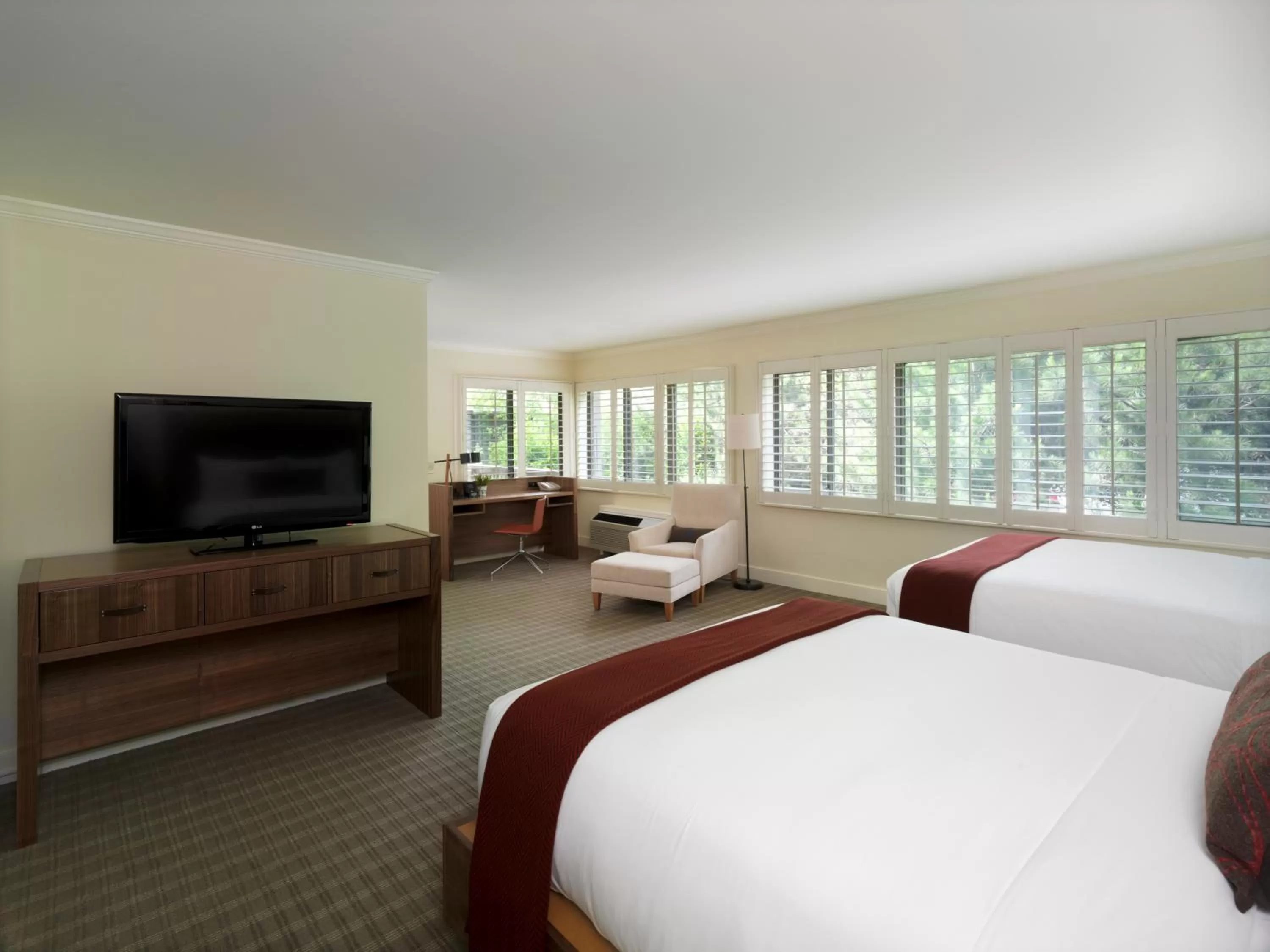 Premier Queen Room in Topnotch Resort