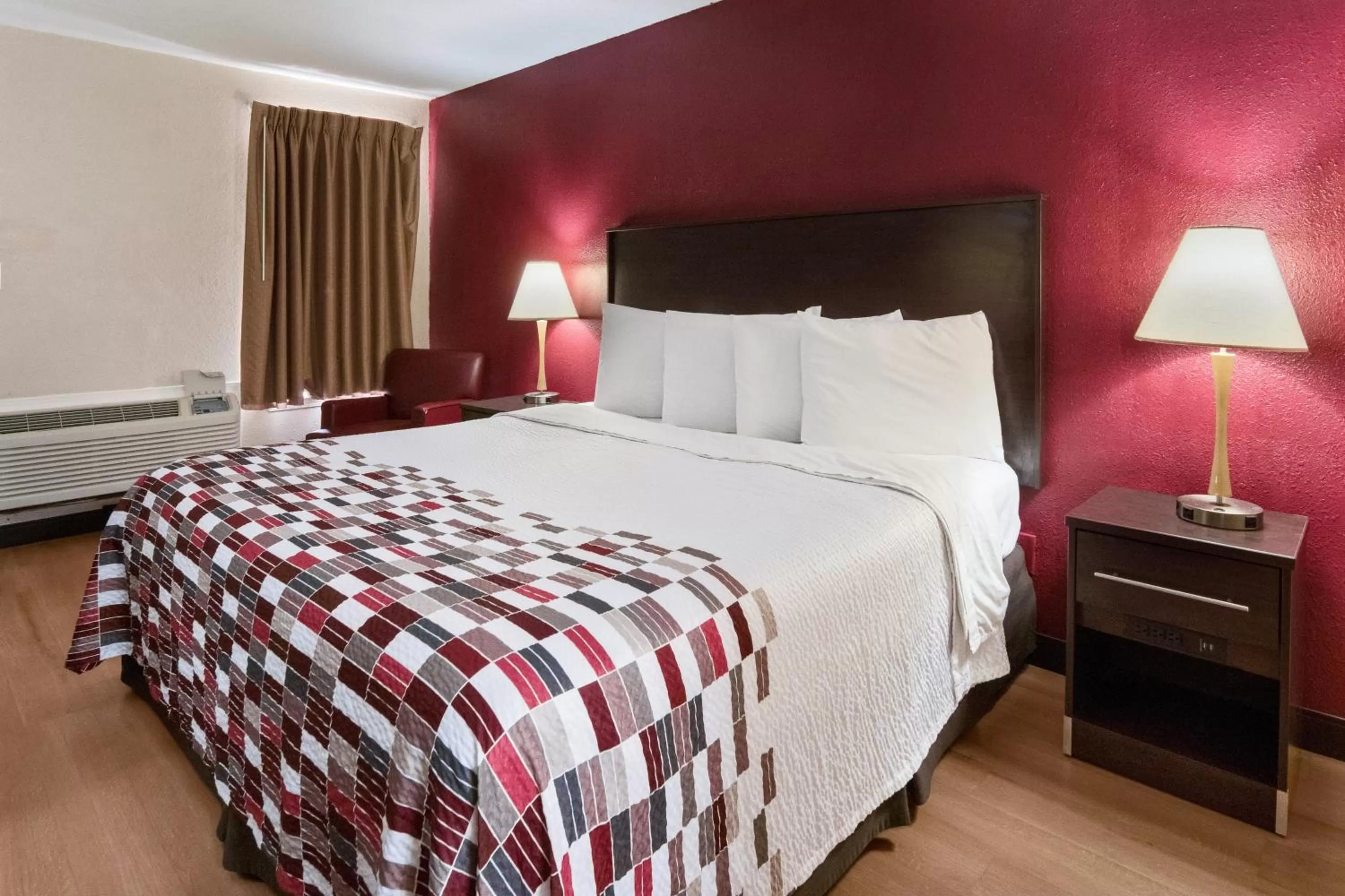 King Room with Spa Bath in Red Roof Inn Ames