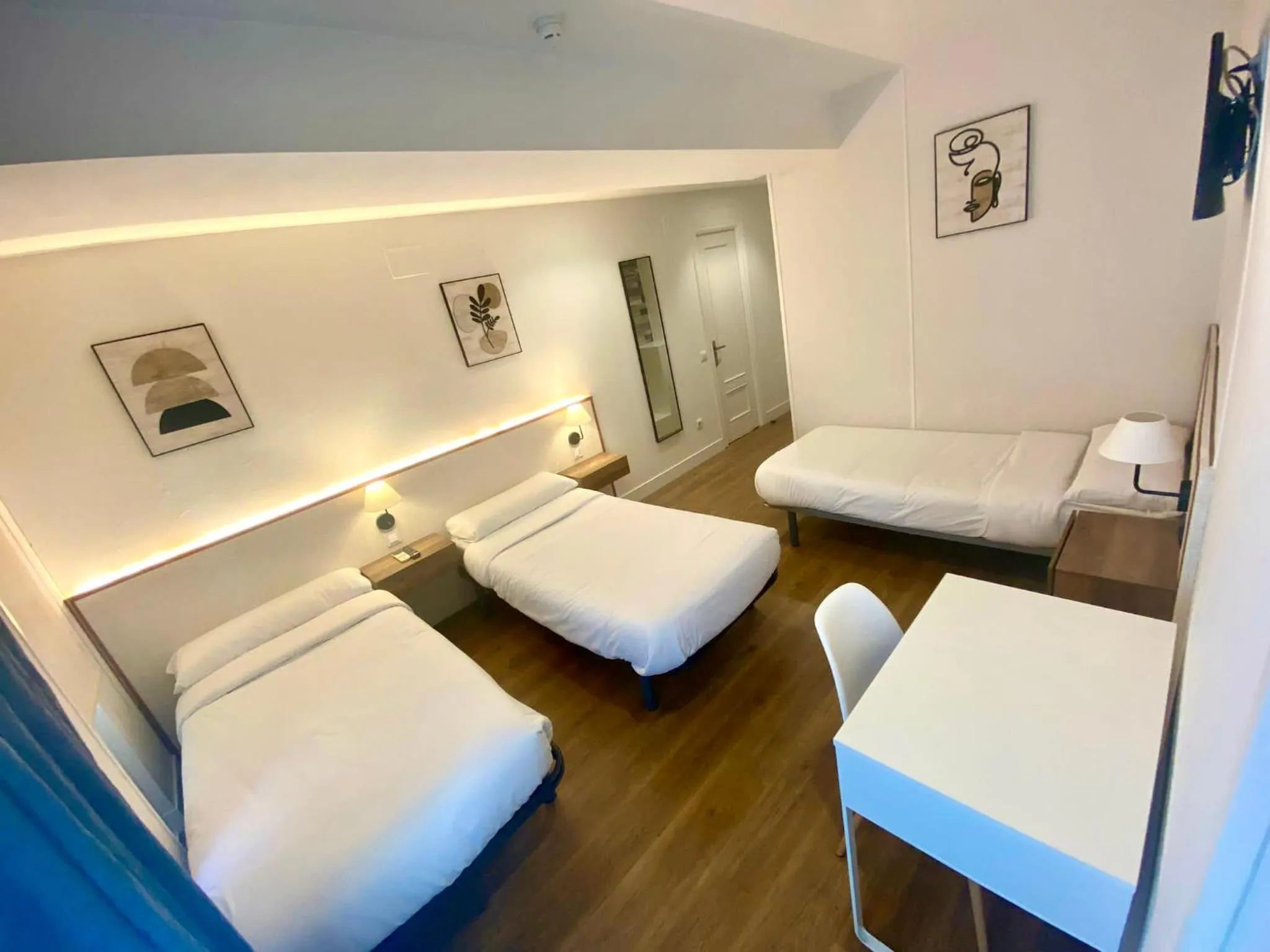 Triple Room with Private Bathroom in Far Home Gran Vía