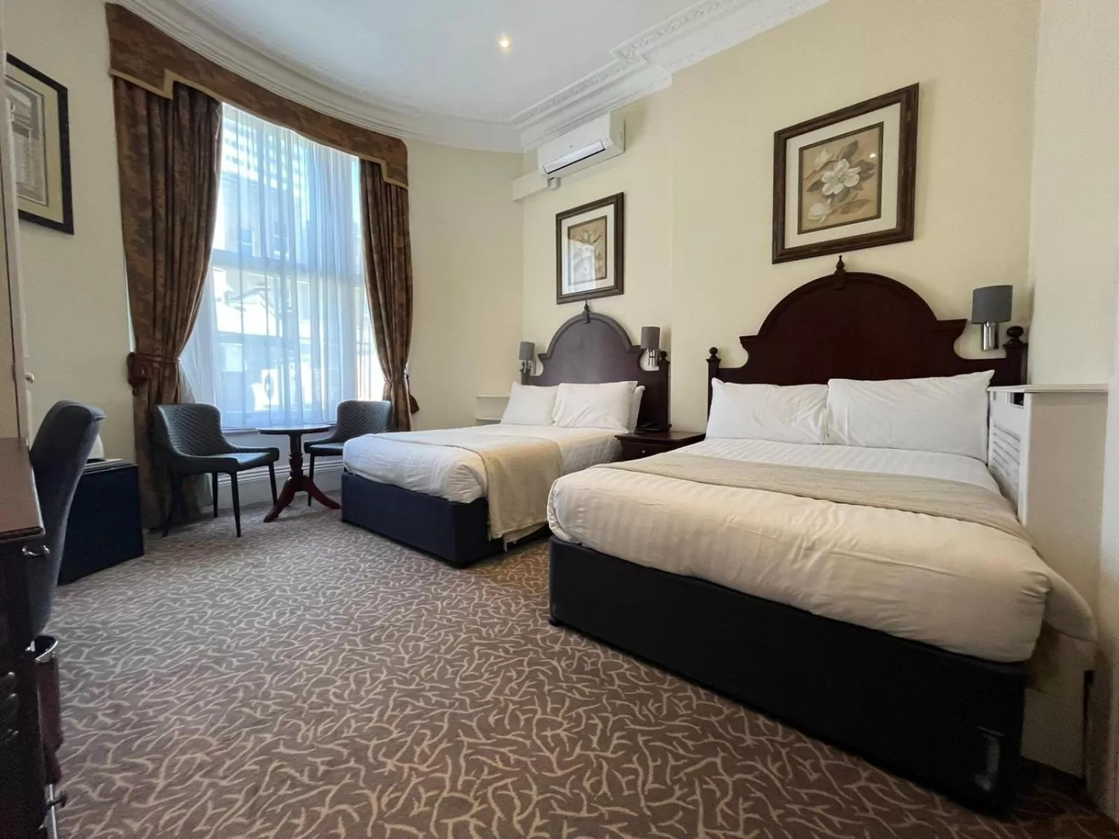 Family Room with Bathroom in Hotel La Place